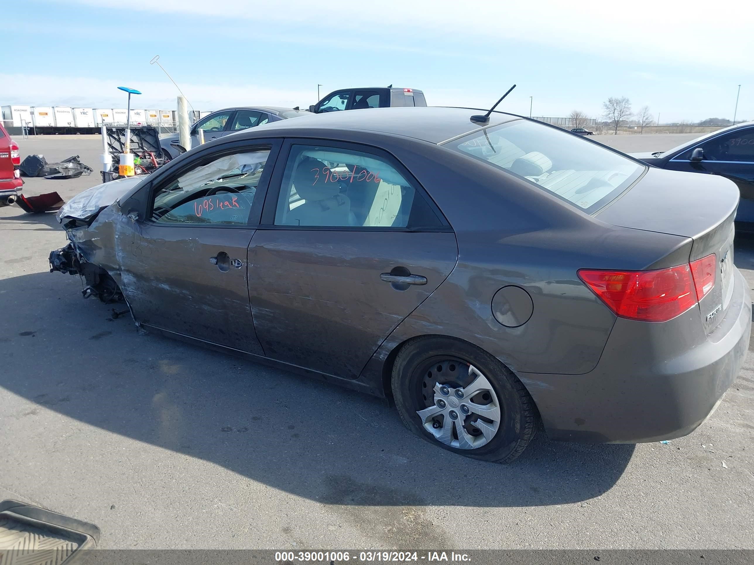 Photo 2 VIN: KNAFU4A22D5735462 - KIA FORTE 