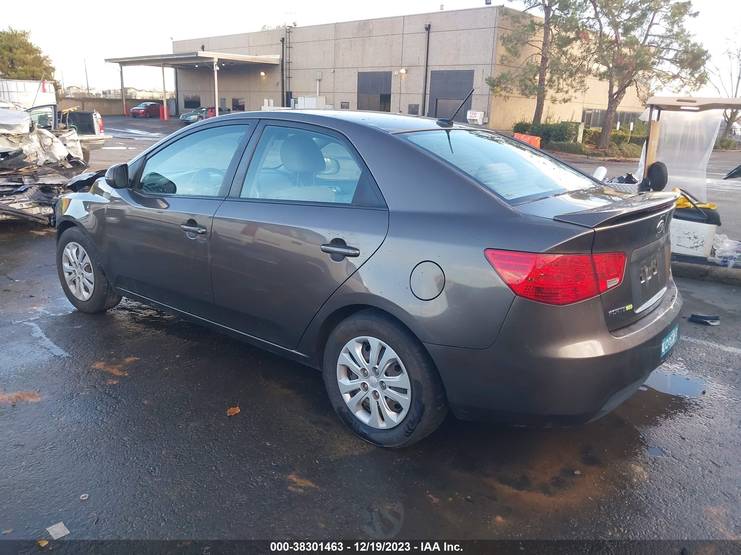 Photo 2 VIN: KNAFU4A23D5700817 - KIA FORTE 