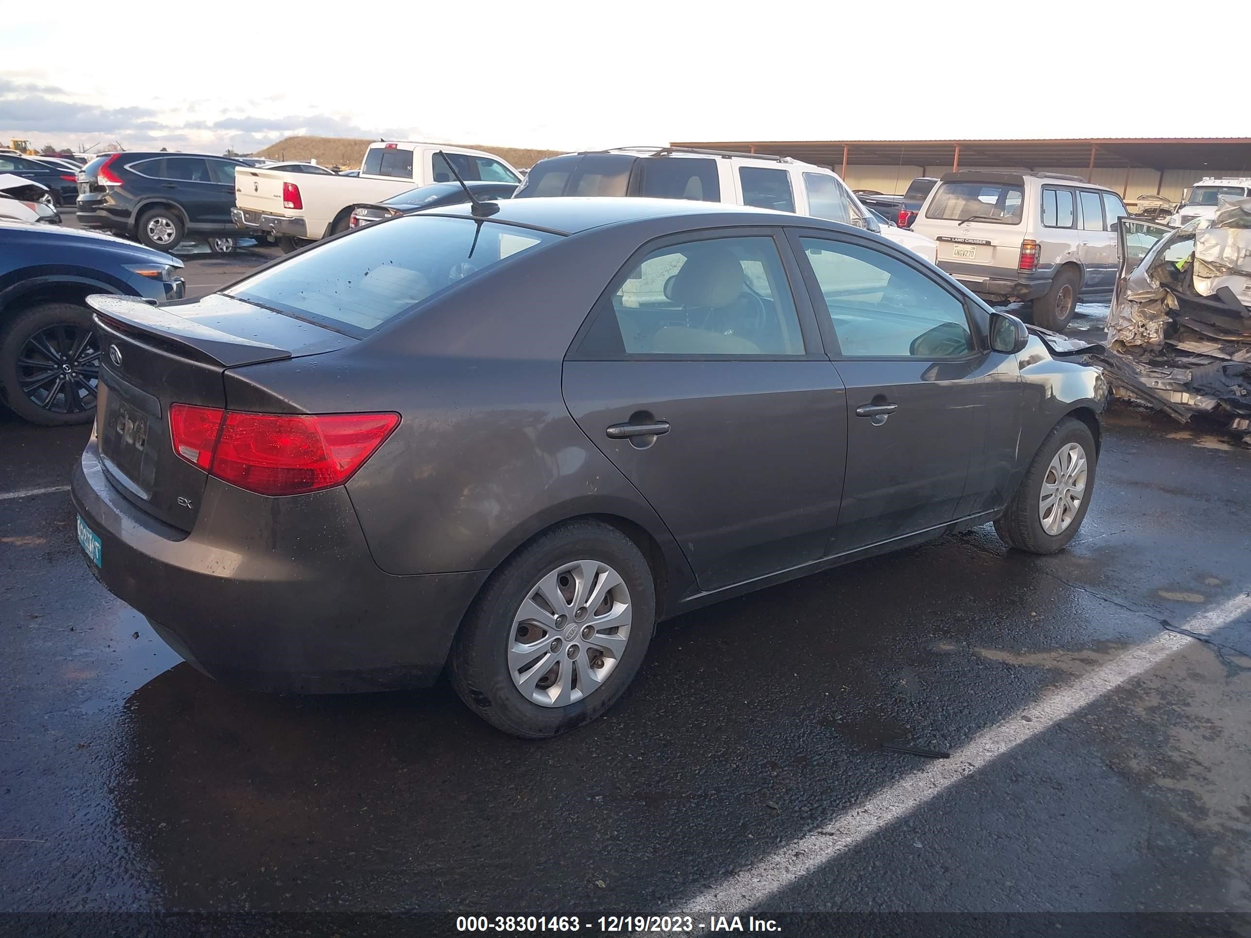 Photo 3 VIN: KNAFU4A23D5700817 - KIA FORTE 