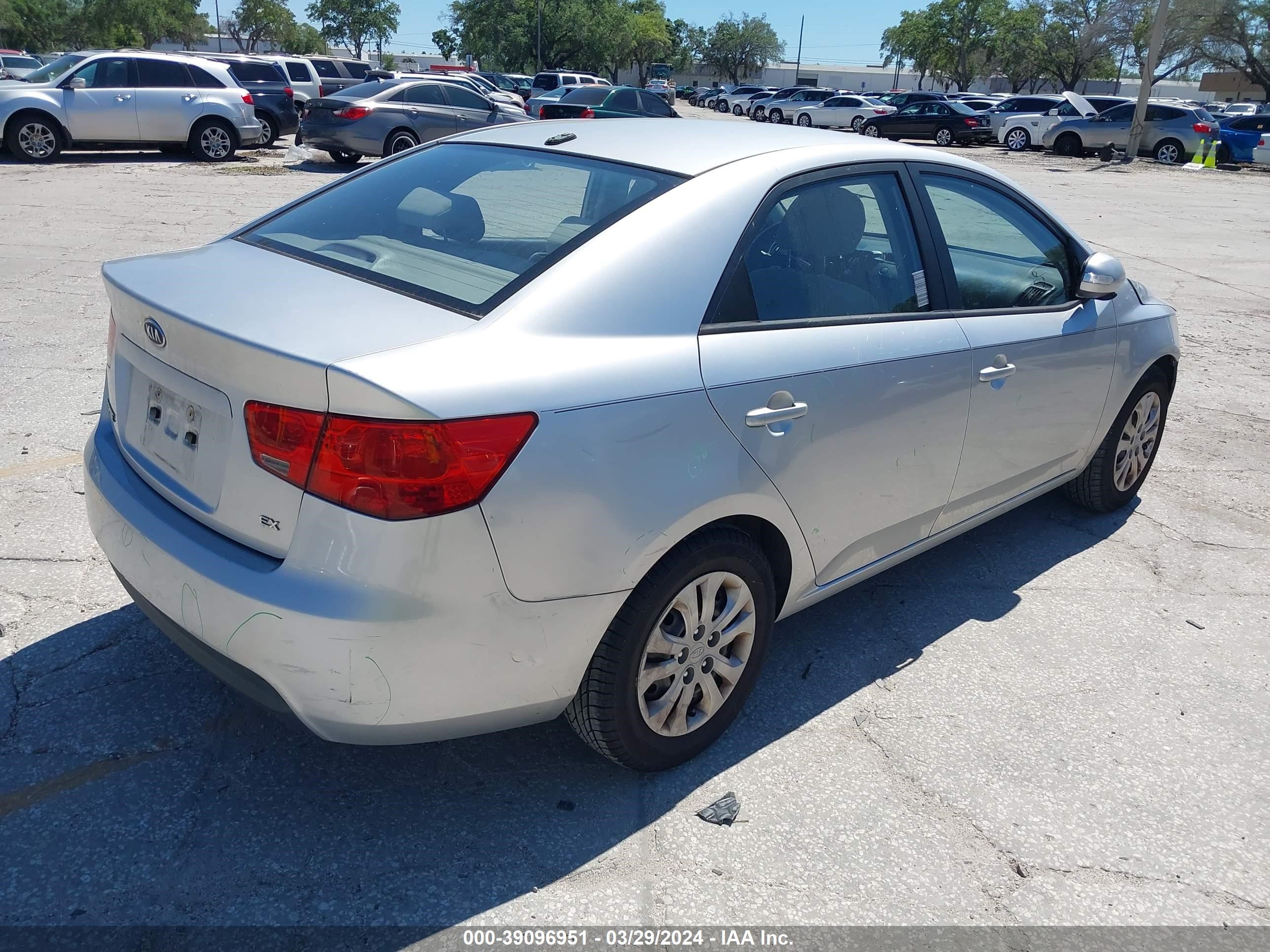 Photo 3 VIN: KNAFU4A24A5043182 - KIA FORTE 