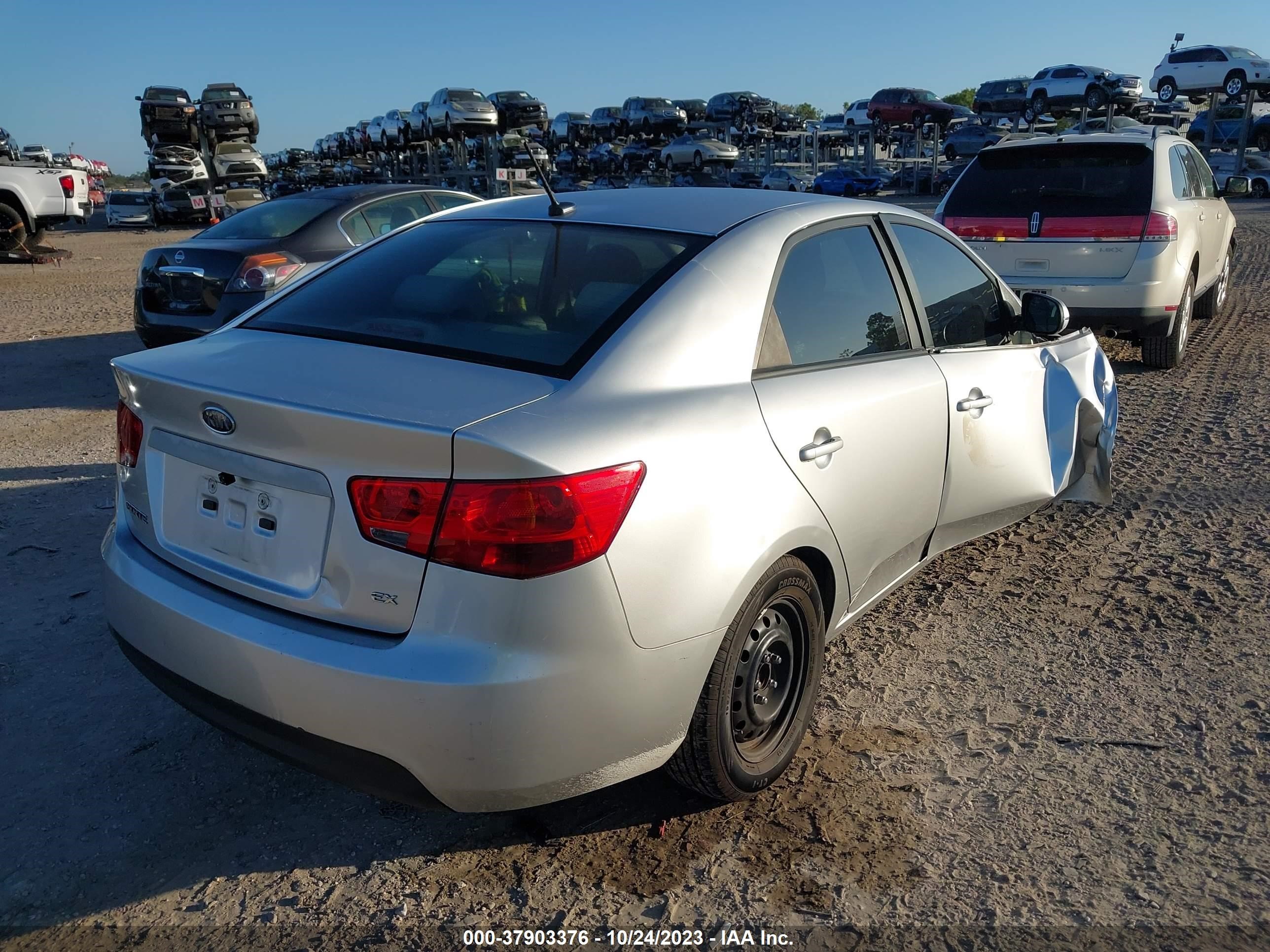 Photo 3 VIN: KNAFU4A24C5560694 - KIA FORTE 