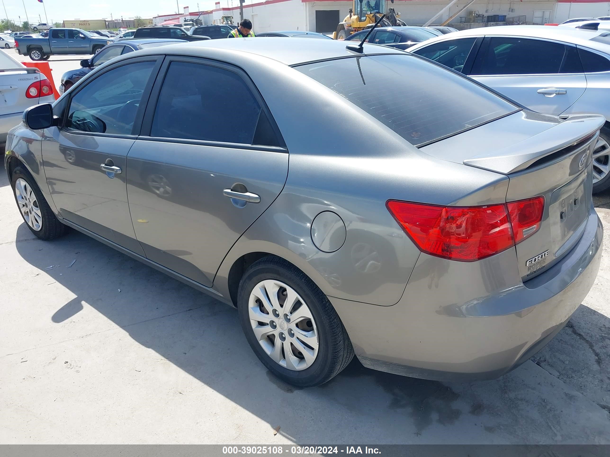 Photo 2 VIN: KNAFU4A26B5359023 - KIA FORTE 