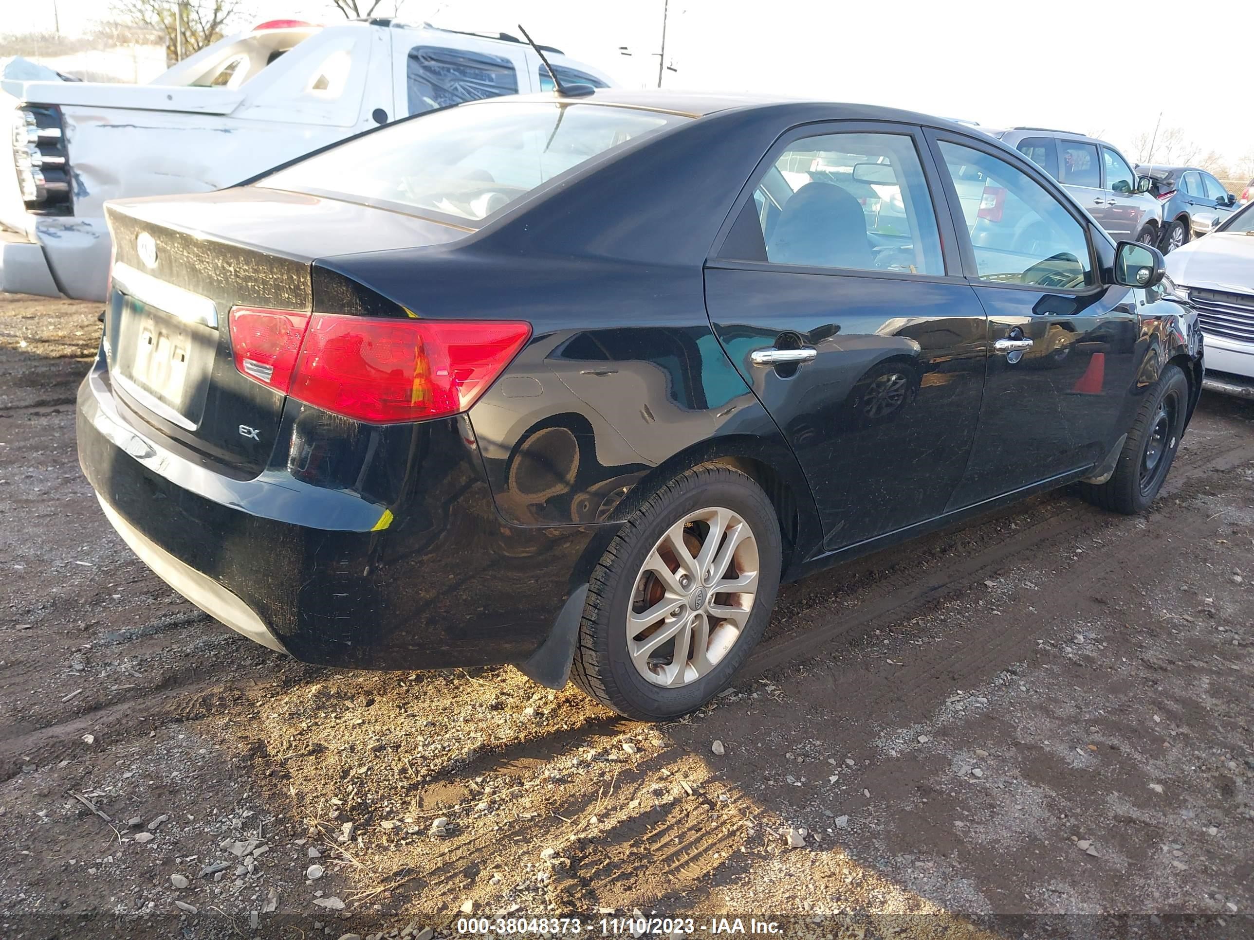 Photo 3 VIN: KNAFU4A29B5463120 - KIA FORTE 