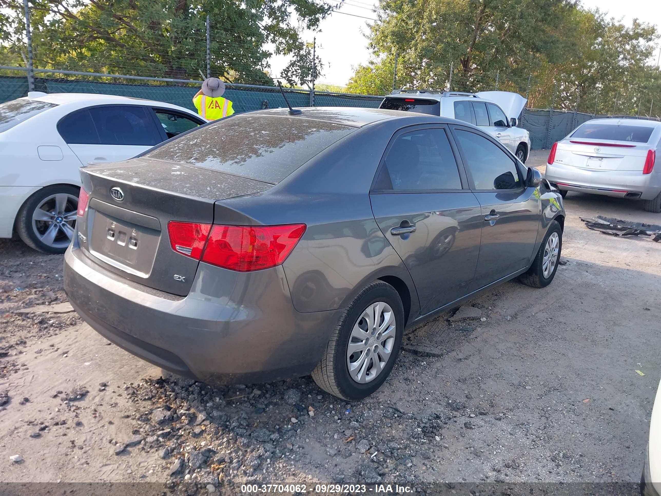 Photo 3 VIN: KNAFU4A29D5723793 - KIA FORTE 