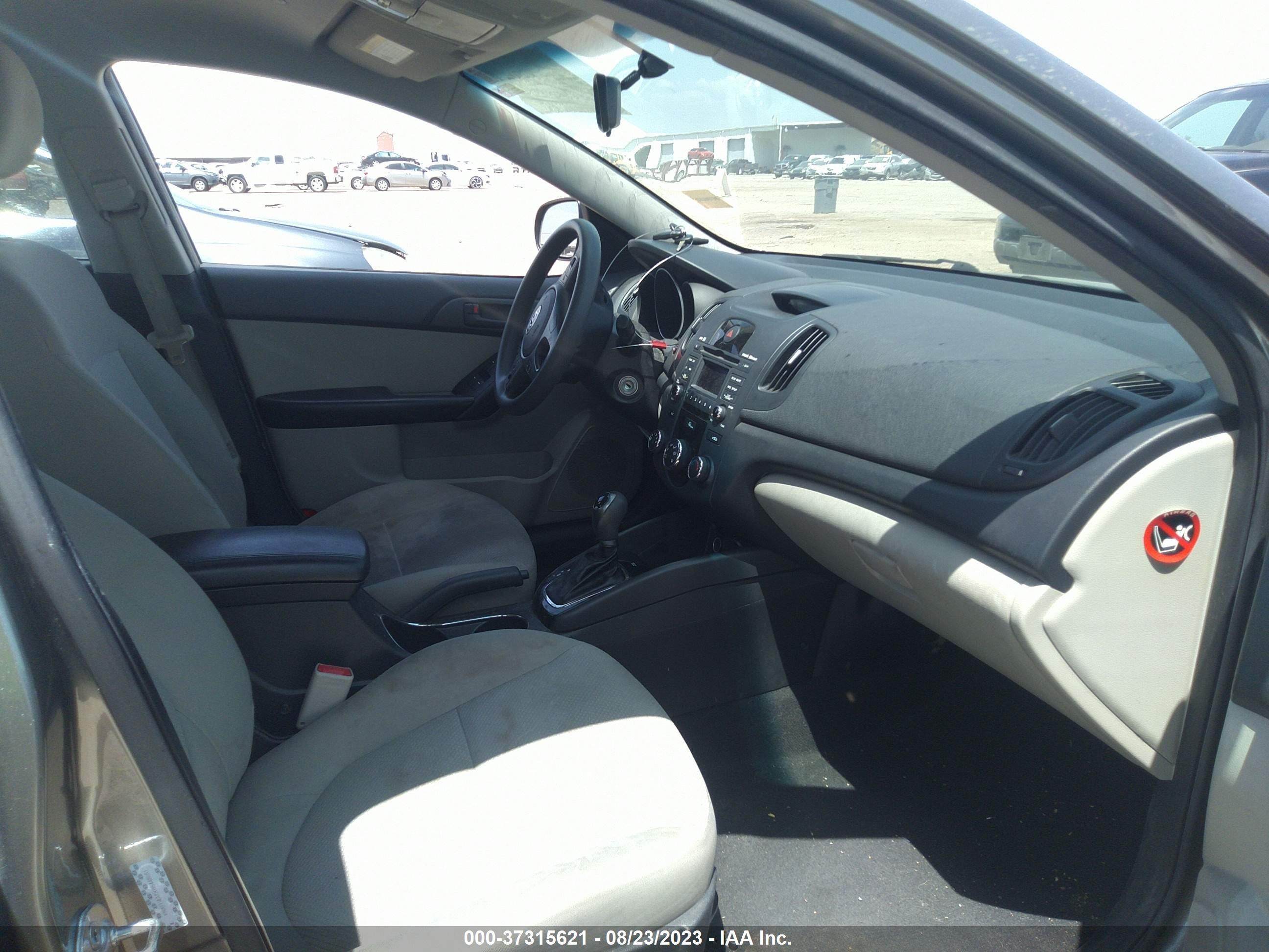 Photo 4 VIN: KNAFU4A2XB5448061 - KIA FORTE 