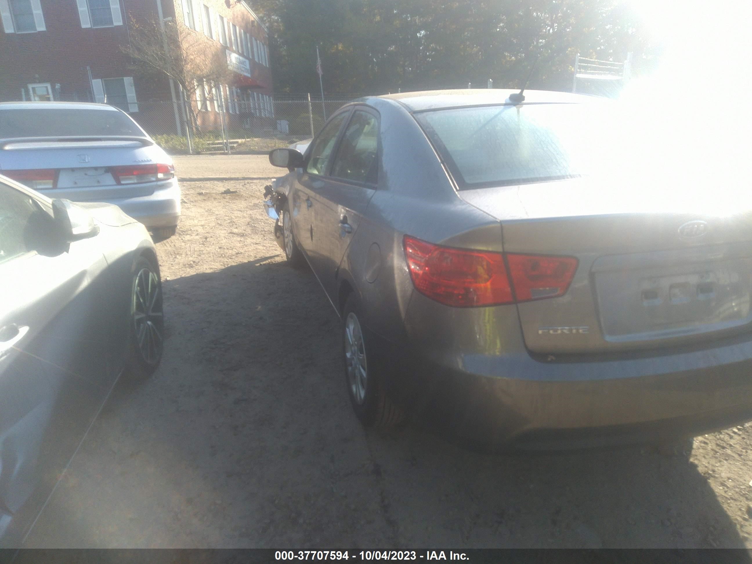 Photo 2 VIN: KNAFU4A2XB5452983 - KIA FORTE 