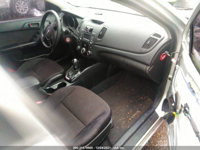 Photo 4 VIN: KNAFU5A24B5372780 - KIA FORTE 5-DOOR 