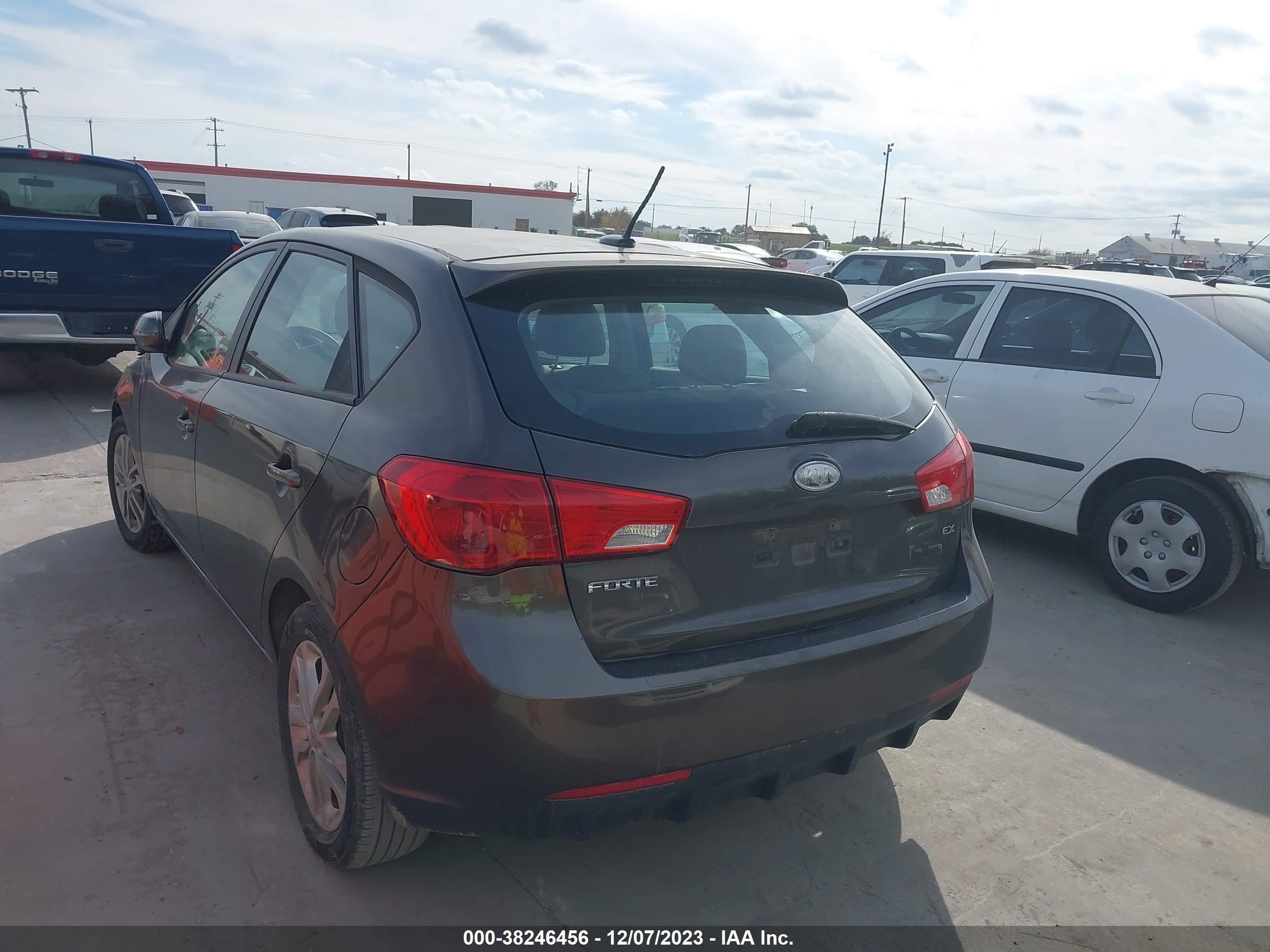 Photo 2 VIN: KNAFU5A25C5469939 - KIA FORTE 