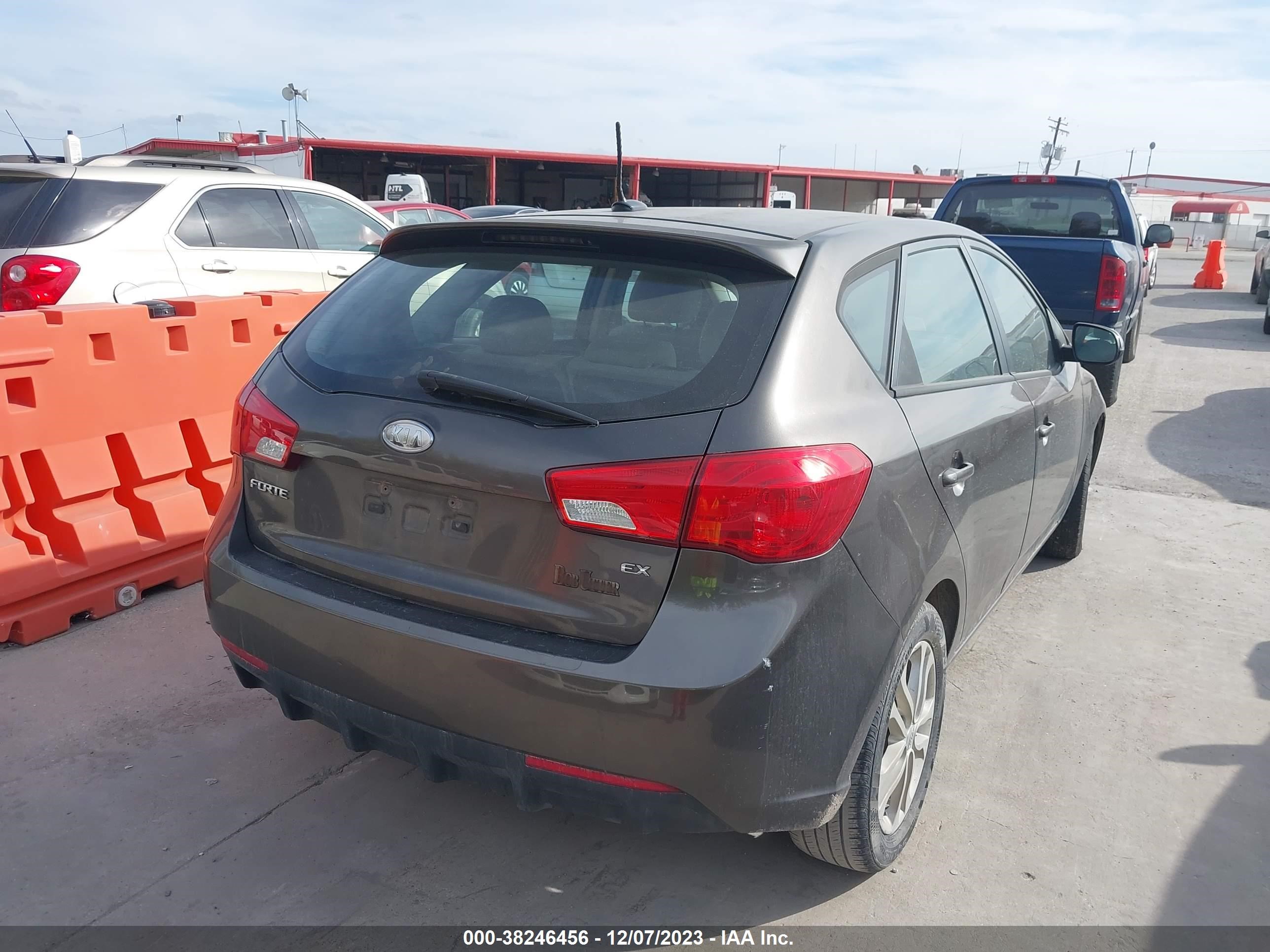 Photo 3 VIN: KNAFU5A25C5469939 - KIA FORTE 