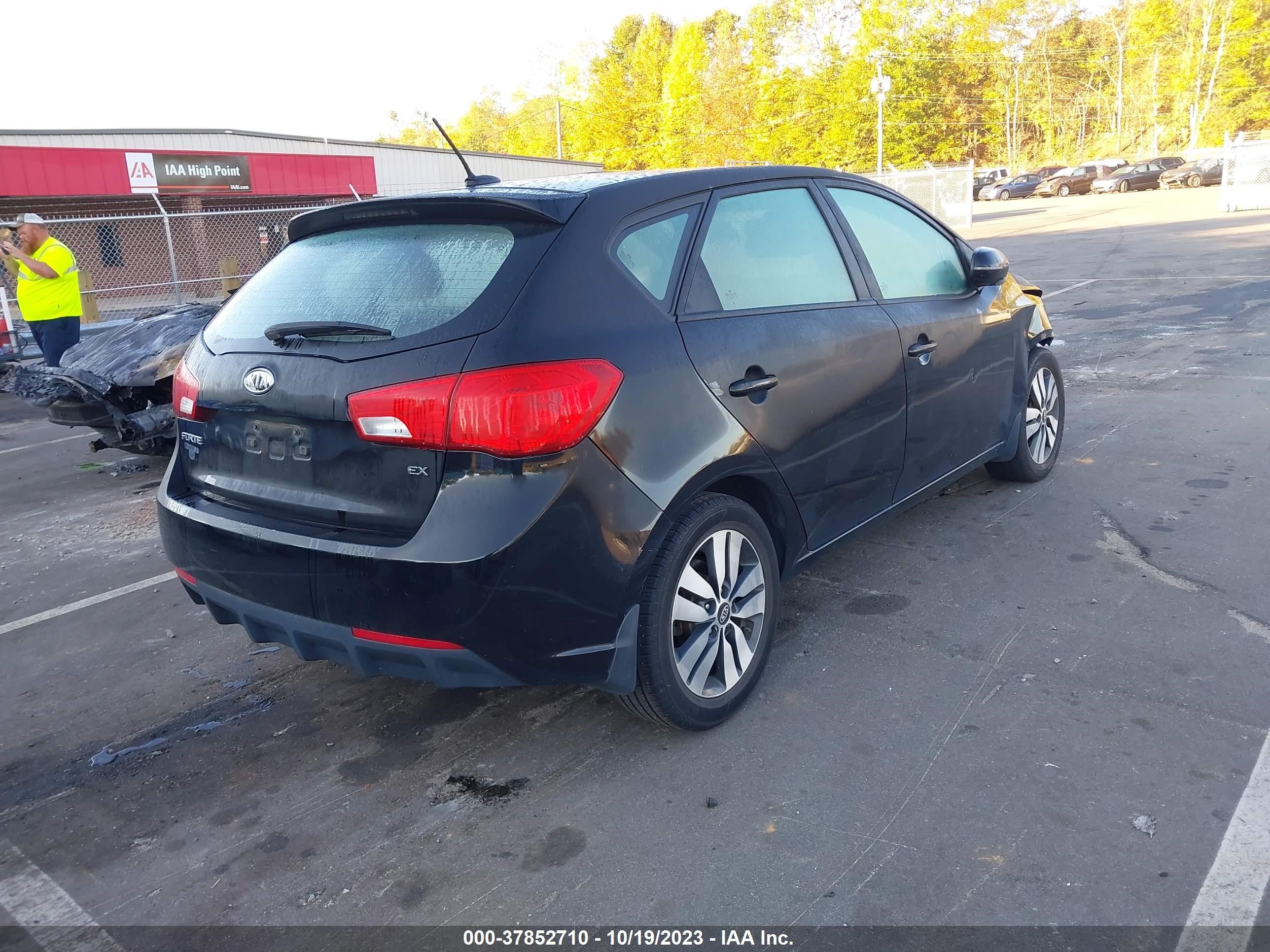 Photo 3 VIN: KNAFU5A28D5696706 - KIA FORTE 