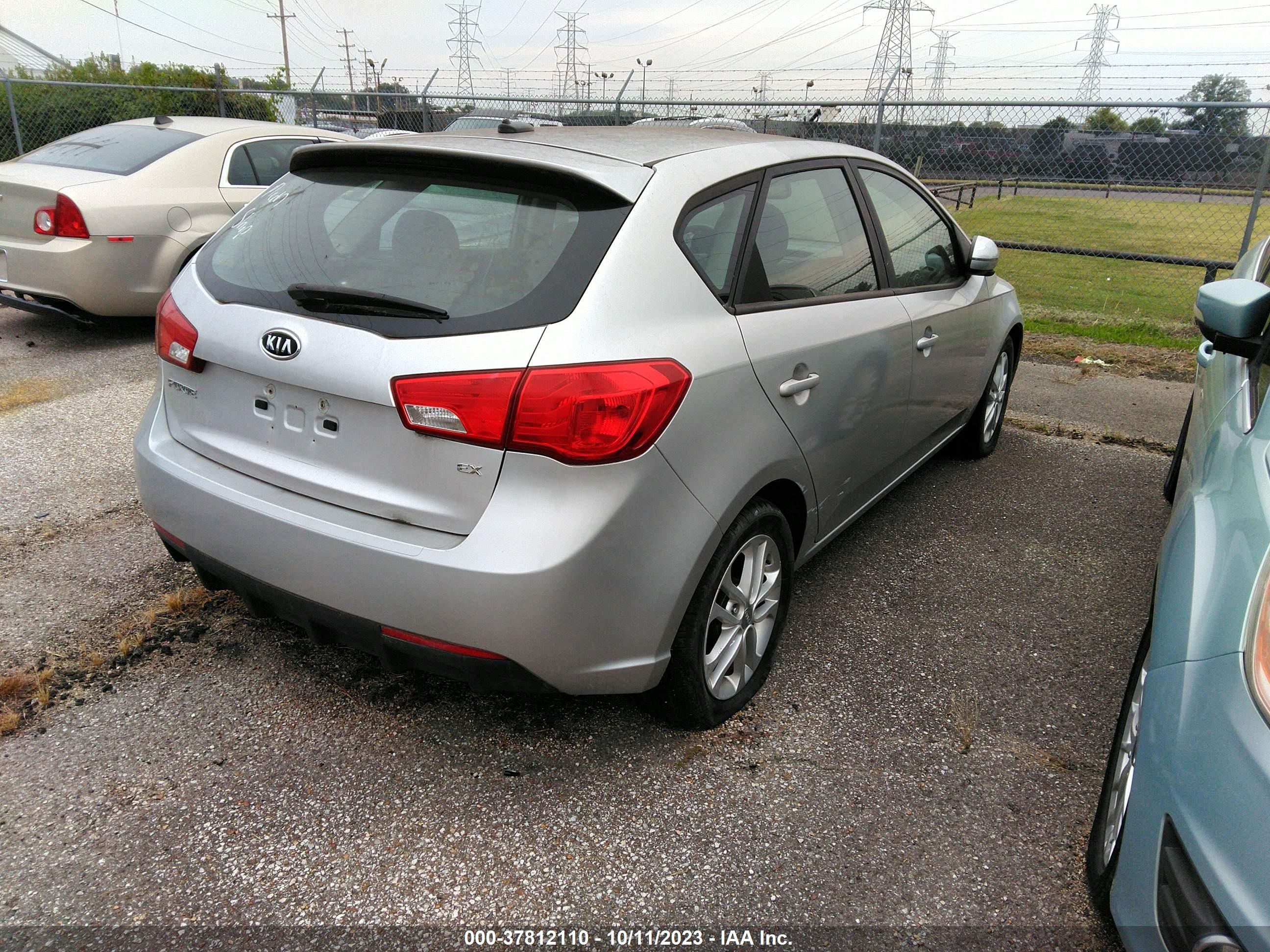 Photo 3 VIN: KNAFU5A29C5587136 - KIA FORTE 