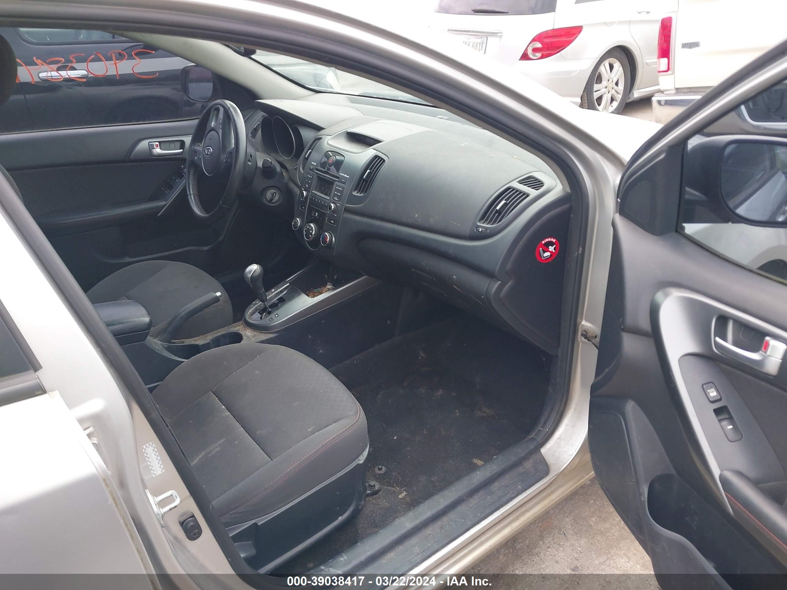 Photo 4 VIN: KNAFW4A35A5165861 - KIA FORTE 