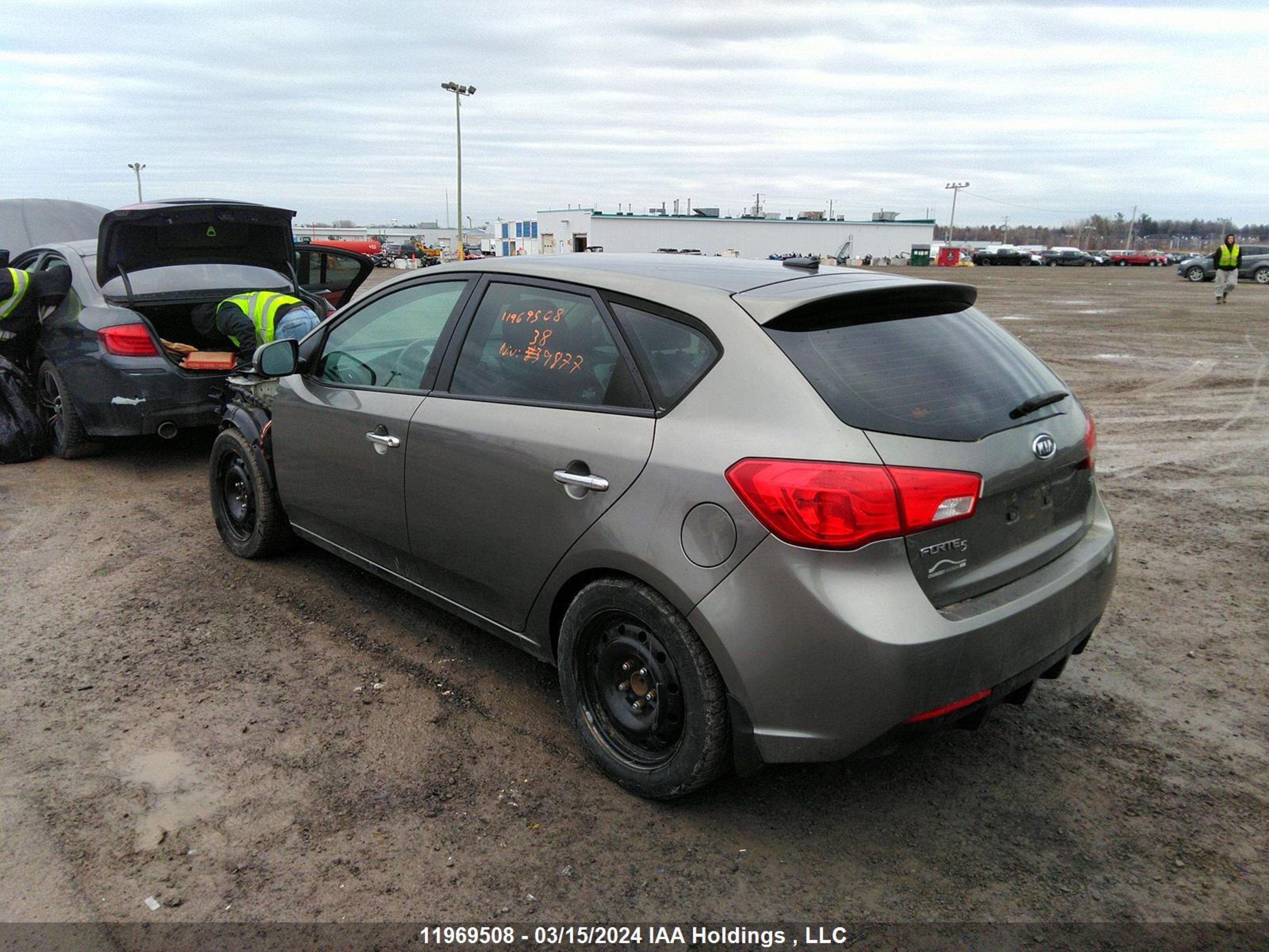 Photo 2 VIN: KNAFW5A31B5389877 - KIA FORTE 