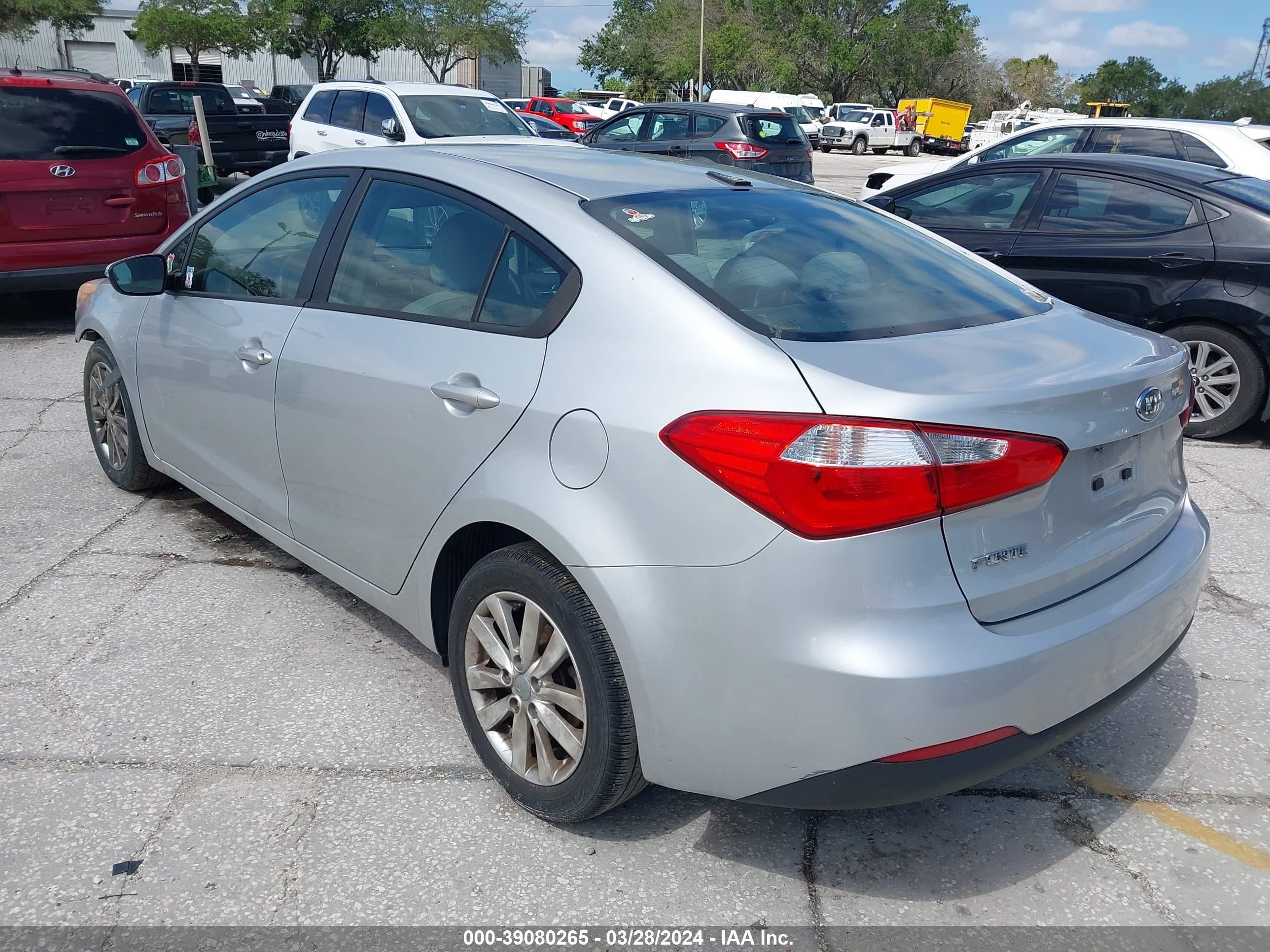 Photo 2 VIN: KNAFX4A68E5218422 - KIA FORTE 