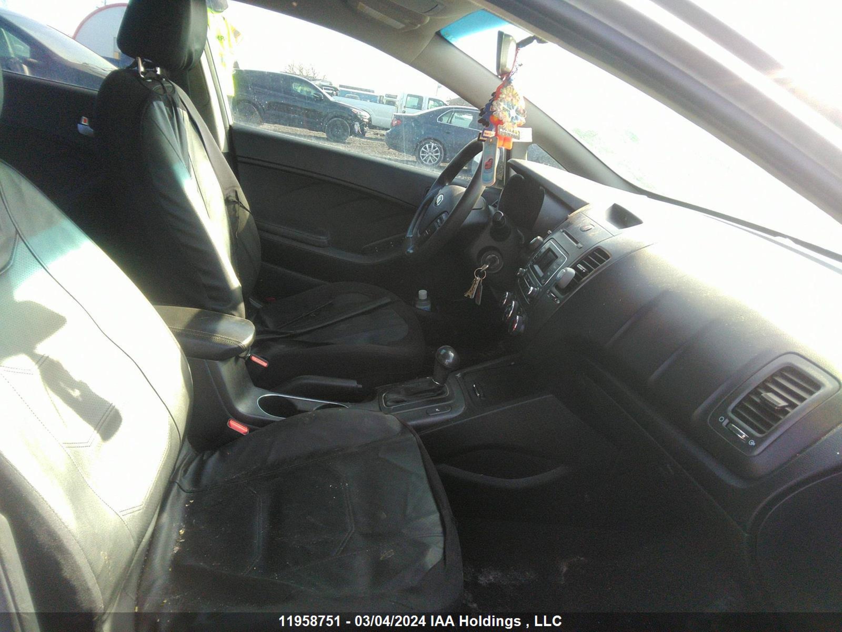 Photo 4 VIN: KNAFX4A69F5402575 - KIA FORTE 