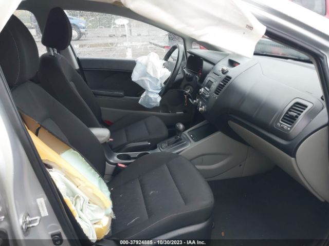 Photo 4 VIN: KNAFX4A85F5358737 - KIA FORTE 