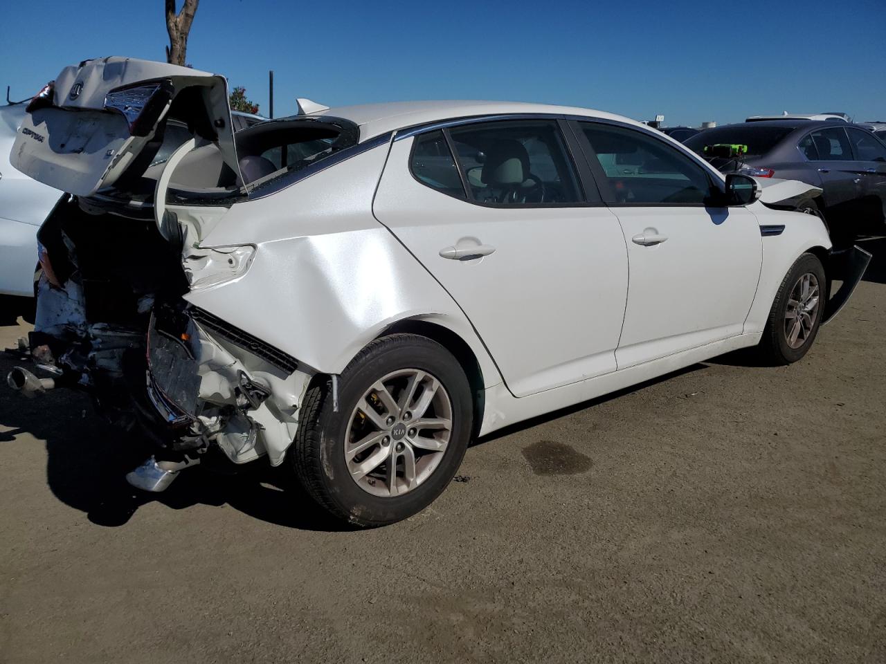 Photo 2 VIN: KNAGM4A72B5118219 - KIA OPTIMA 