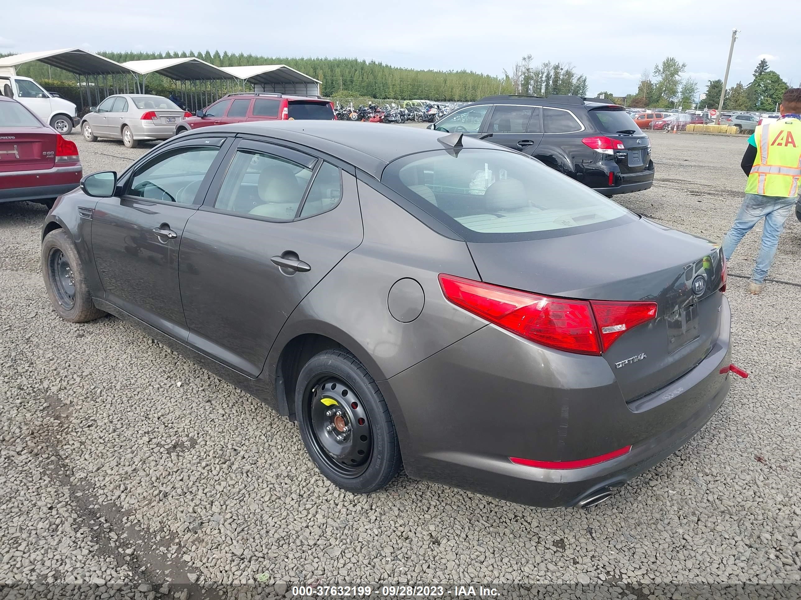 Photo 2 VIN: KNAGM4A75B5159833 - KIA OPTIMA 