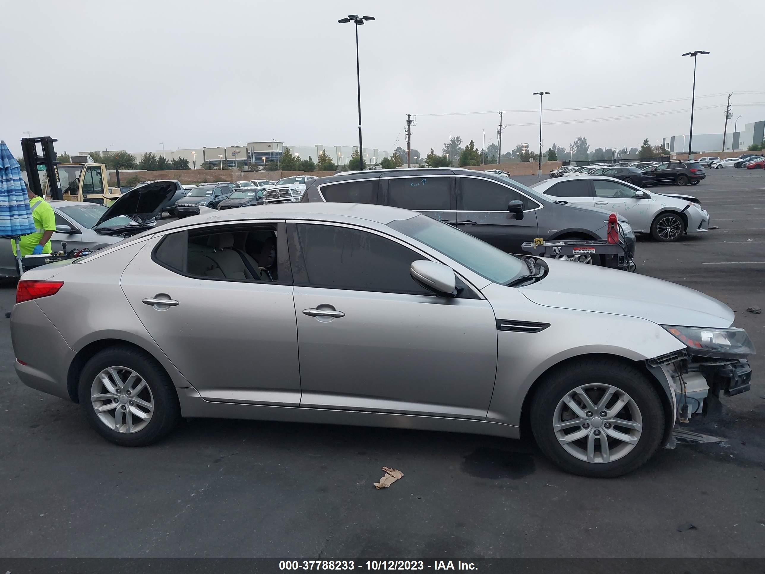 Photo 12 VIN: KNAGM4A78D5403140 - KIA OPTIMA 