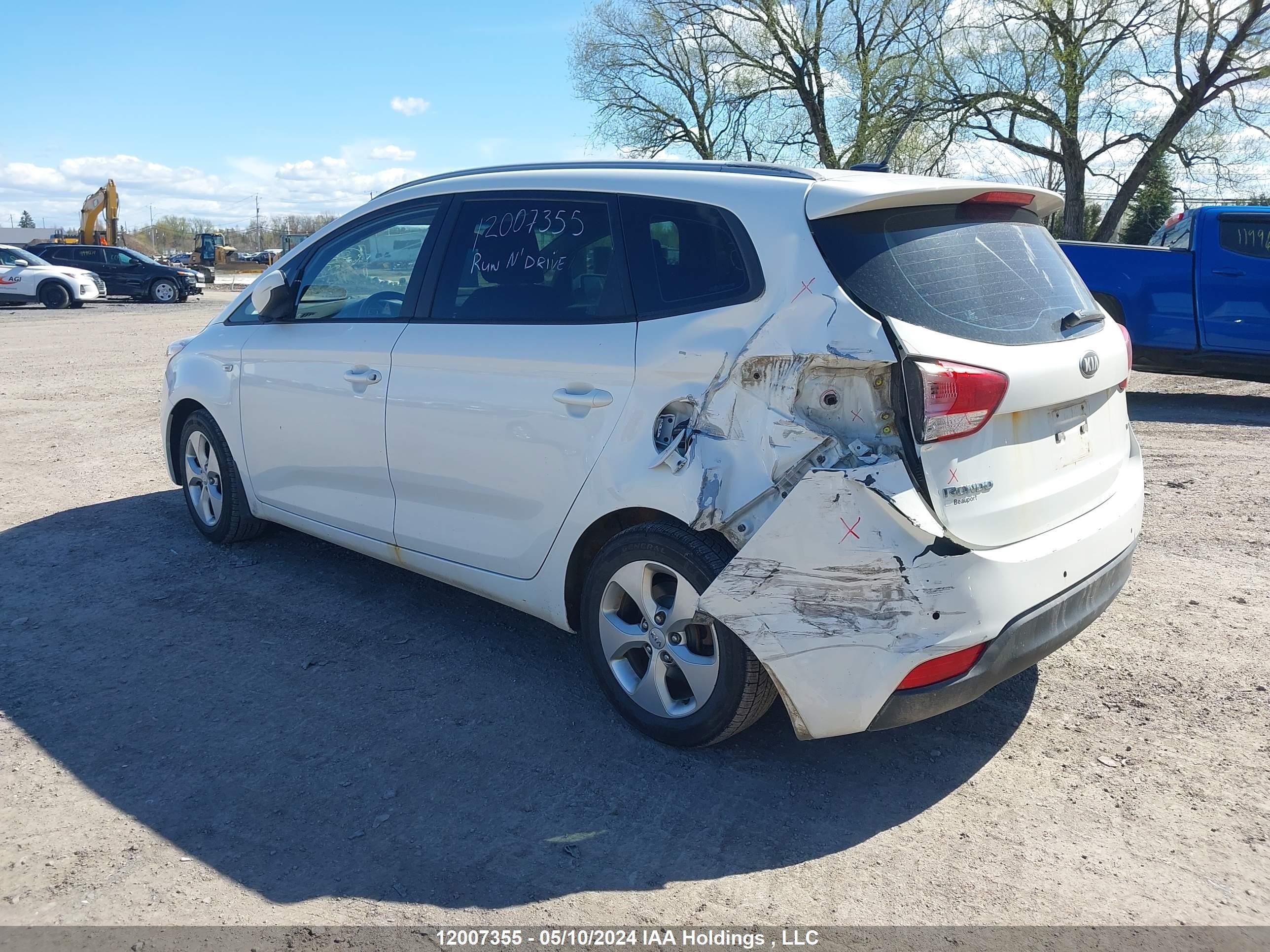 Photo 2 VIN: KNAHT8A34E7011581 - KIA RONDO 