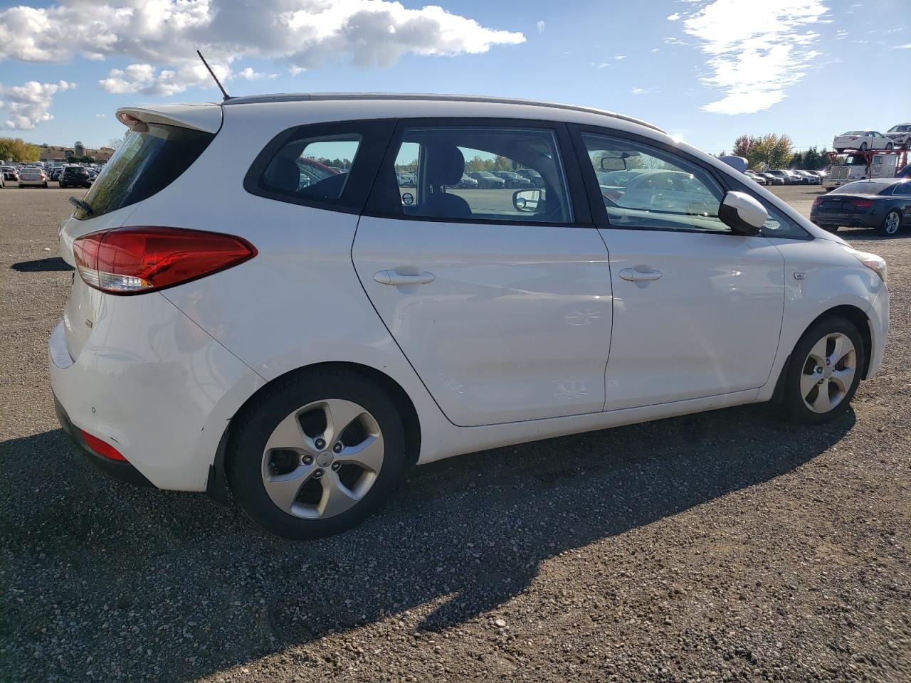 Photo 2 VIN: KNAHT8A35E7067738 - KIA RONDO 