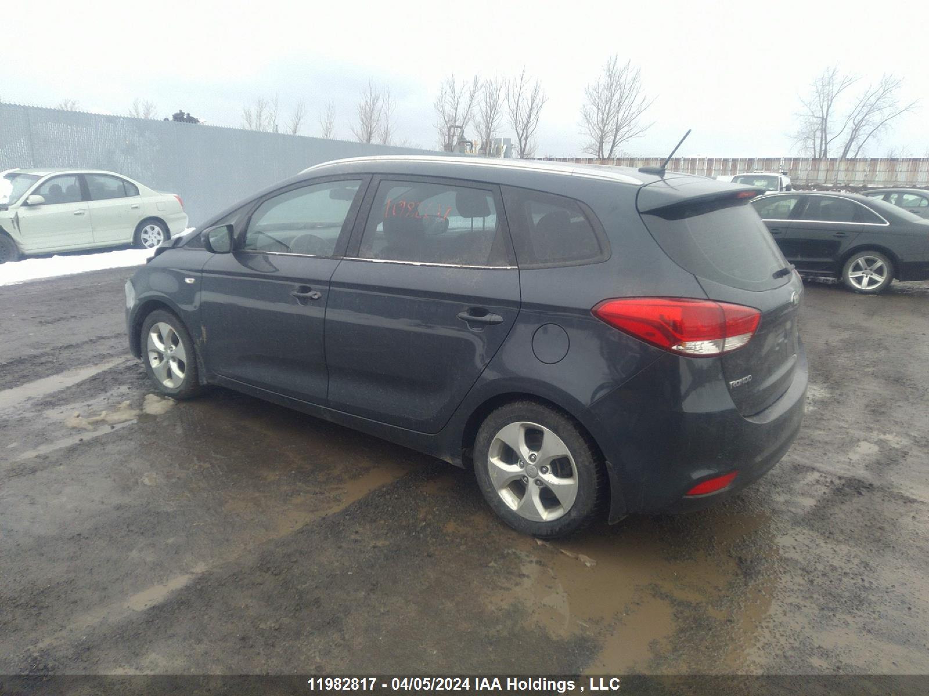 Photo 2 VIN: KNAHT8A36F7080418 - KIA RONDO 