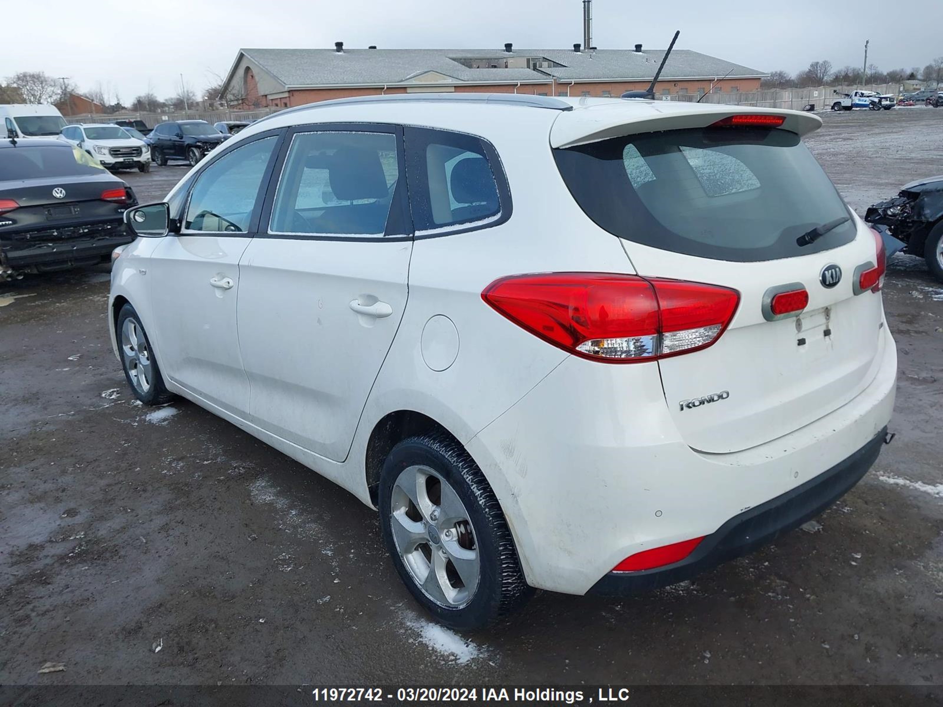 Photo 2 VIN: KNAHT8A37F7097468 - KIA RONDO 