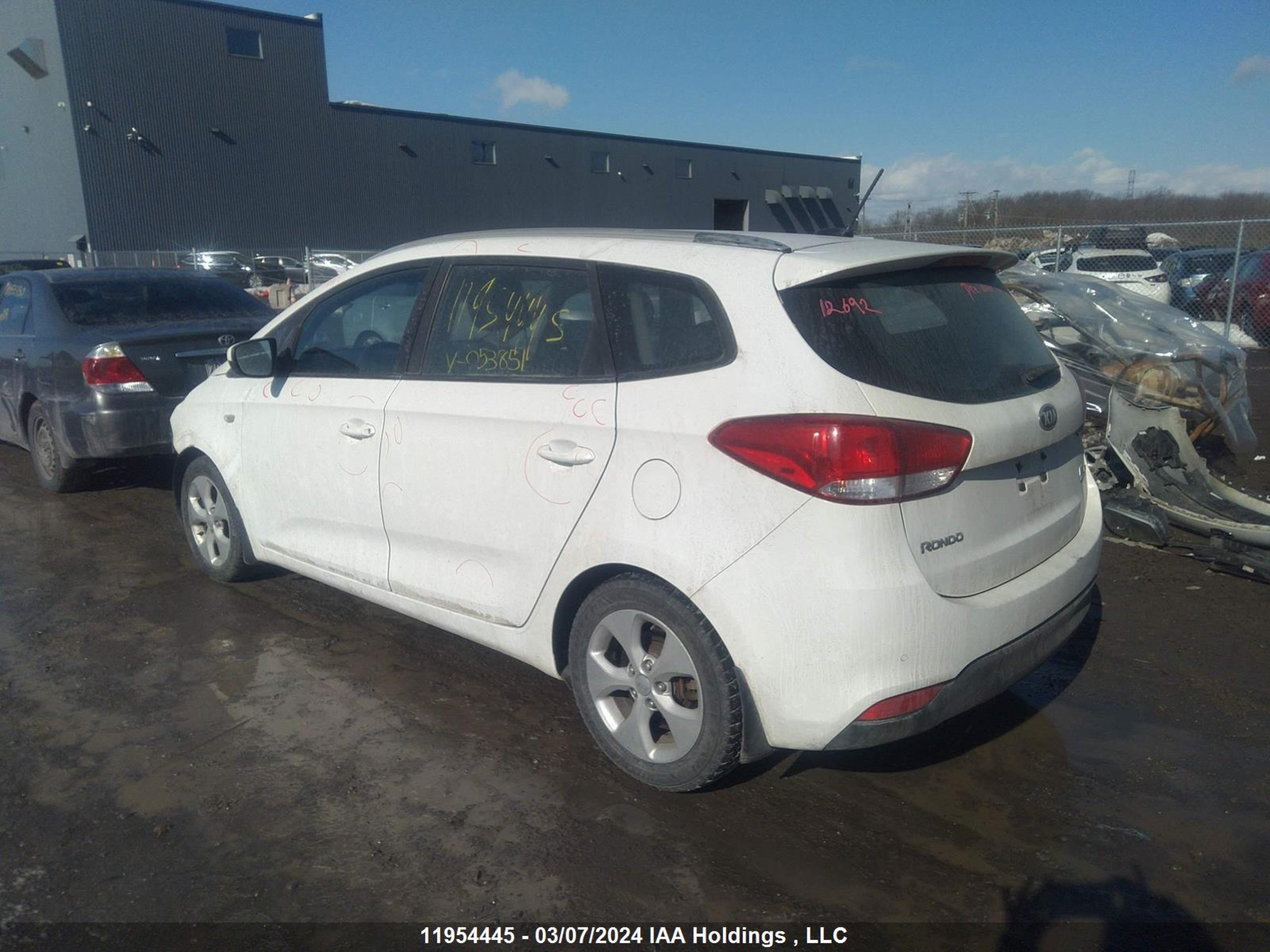 Photo 2 VIN: KNAHT8A38E7053851 - KIA RONDO 