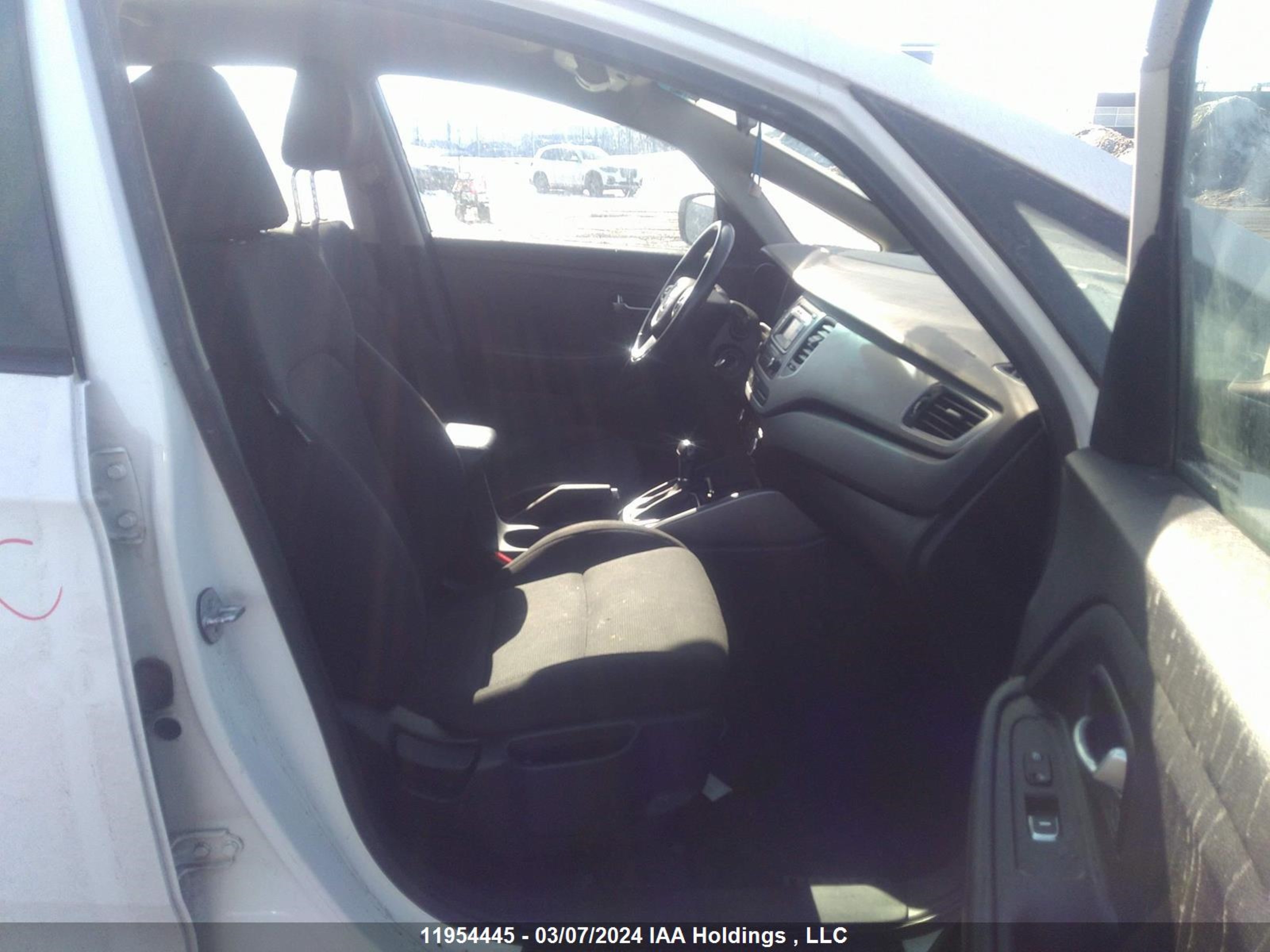 Photo 4 VIN: KNAHT8A38E7053851 - KIA RONDO 