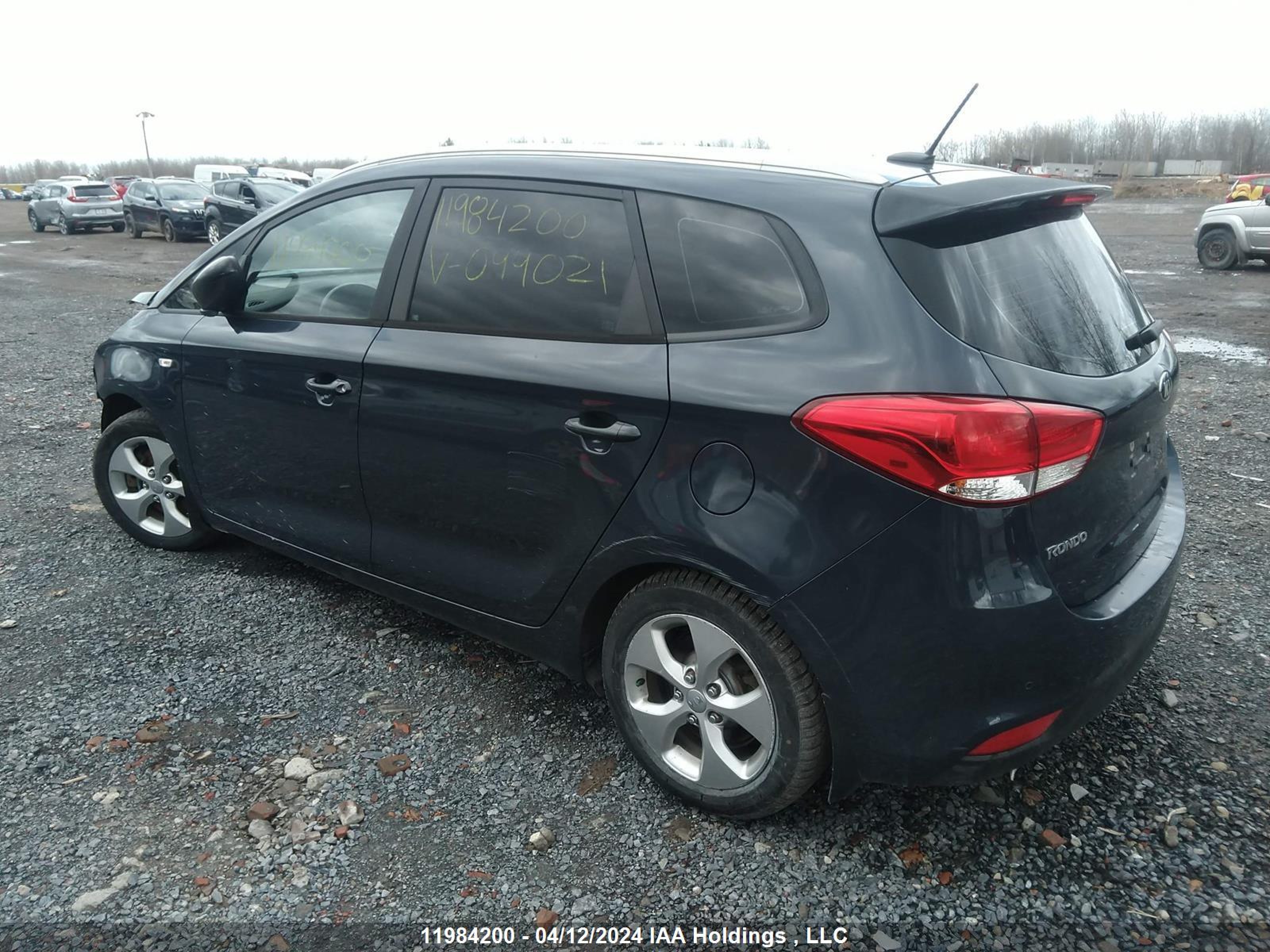 Photo 2 VIN: KNAHT8A38F7099021 - KIA RONDO 