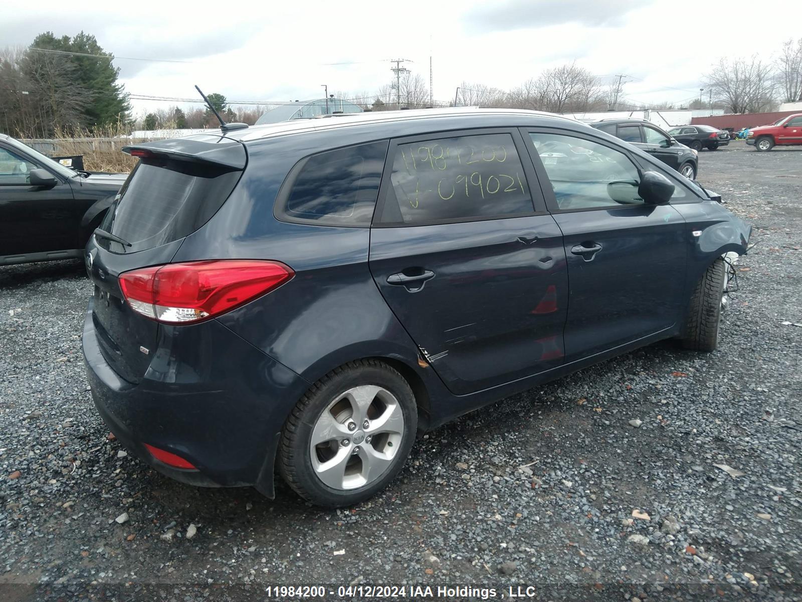 Photo 3 VIN: KNAHT8A38F7099021 - KIA RONDO 