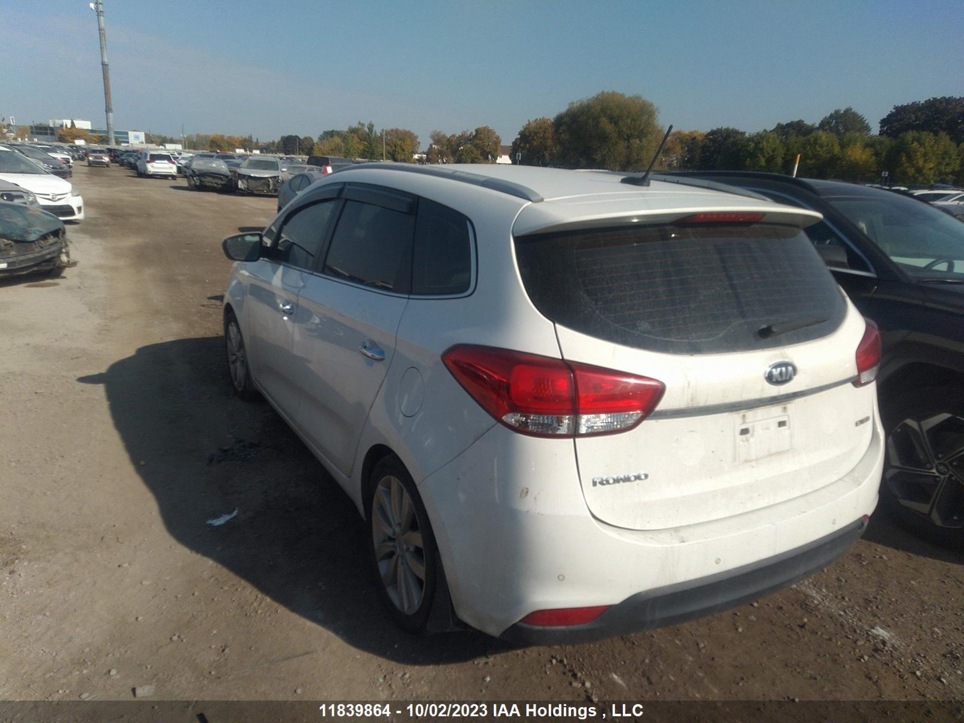 Photo 2 VIN: KNAHU8A30E7041562 - KIA RONDO 