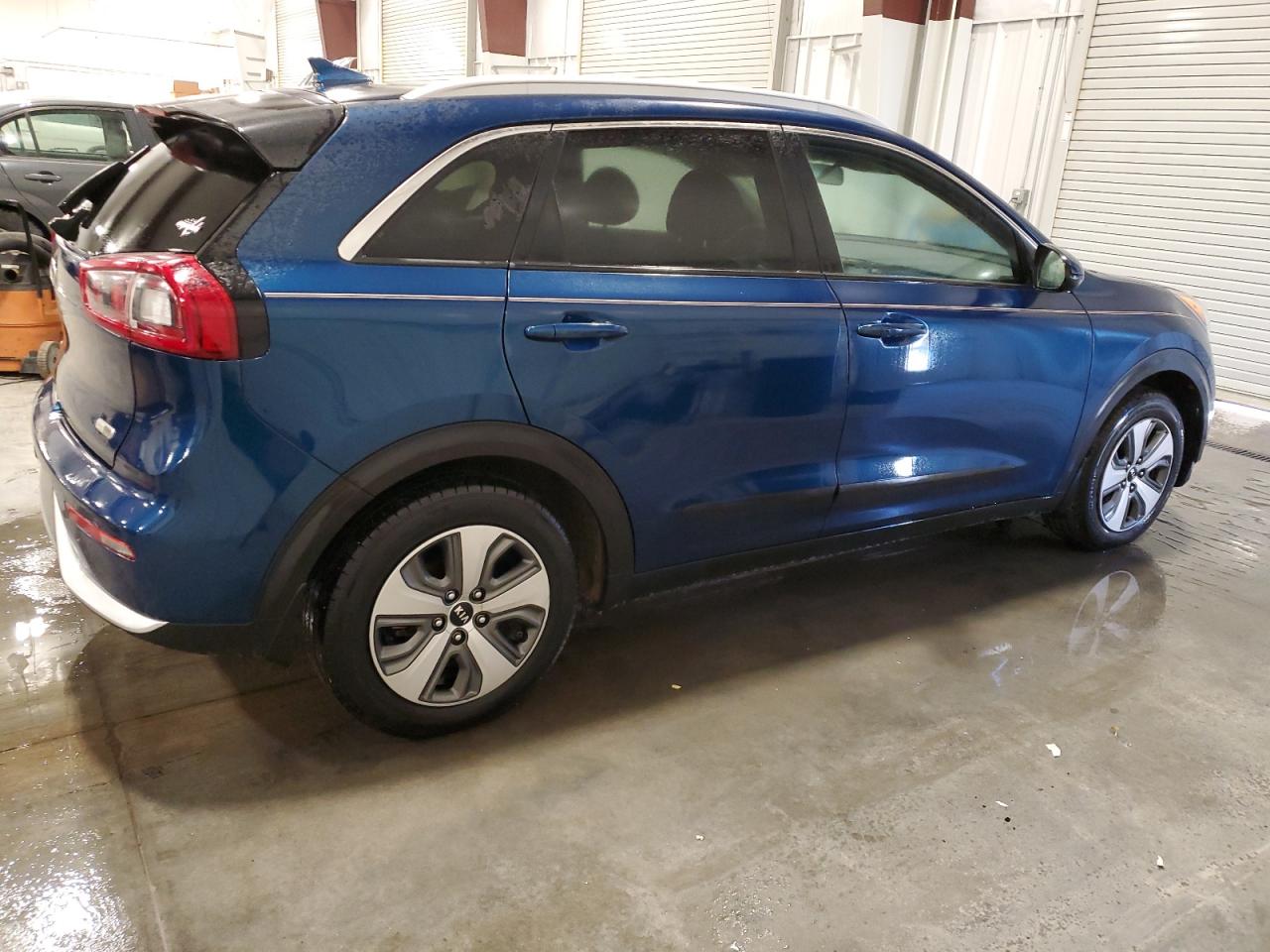 Photo 2 VIN: KNDCB3LC3K5255830 - KIA NIRO 