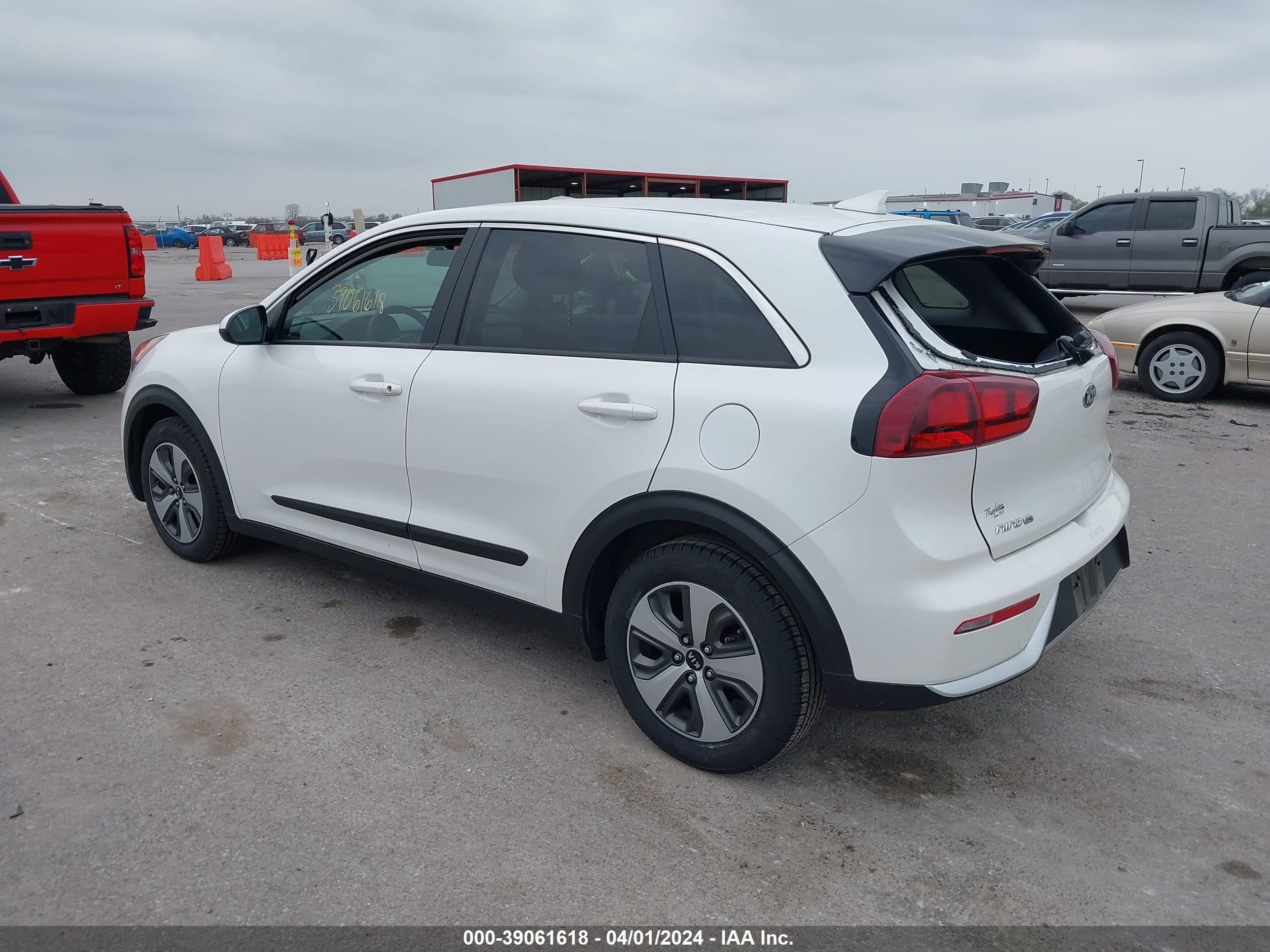 Photo 2 VIN: KNDCB3LC5J5140497 - KIA NIRO 