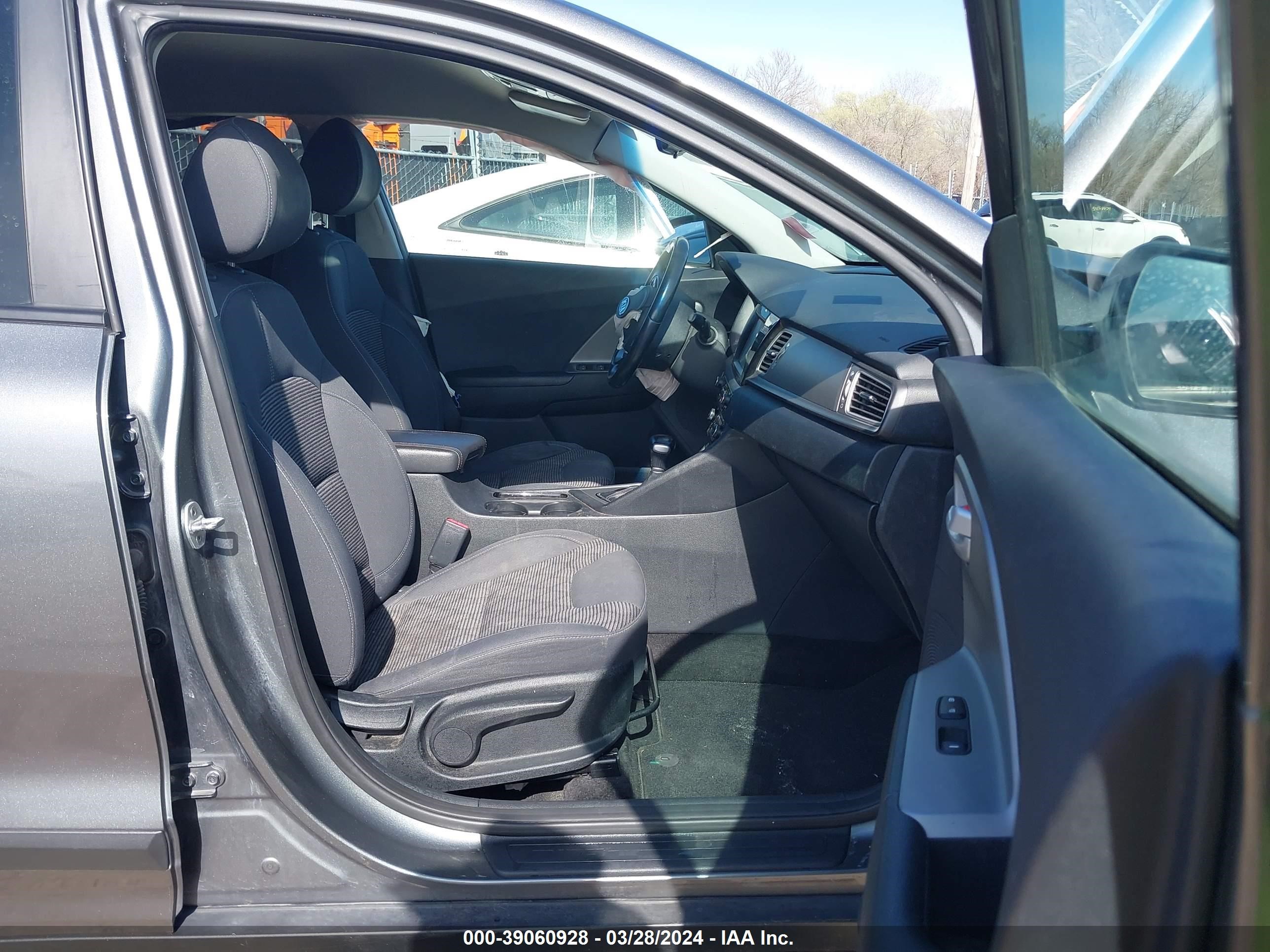 Photo 4 VIN: KNDCB3LC6J5123966 - KIA NIRO 