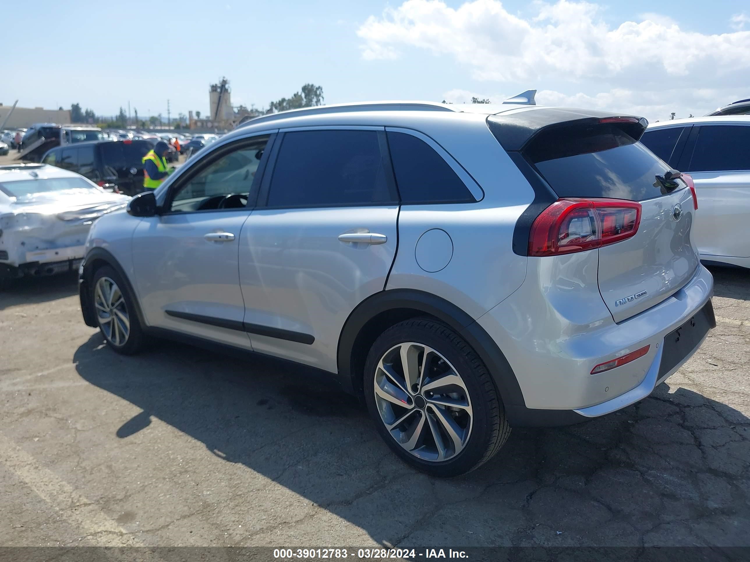 Photo 2 VIN: KNDCE3LC1J5161323 - KIA NIRO 