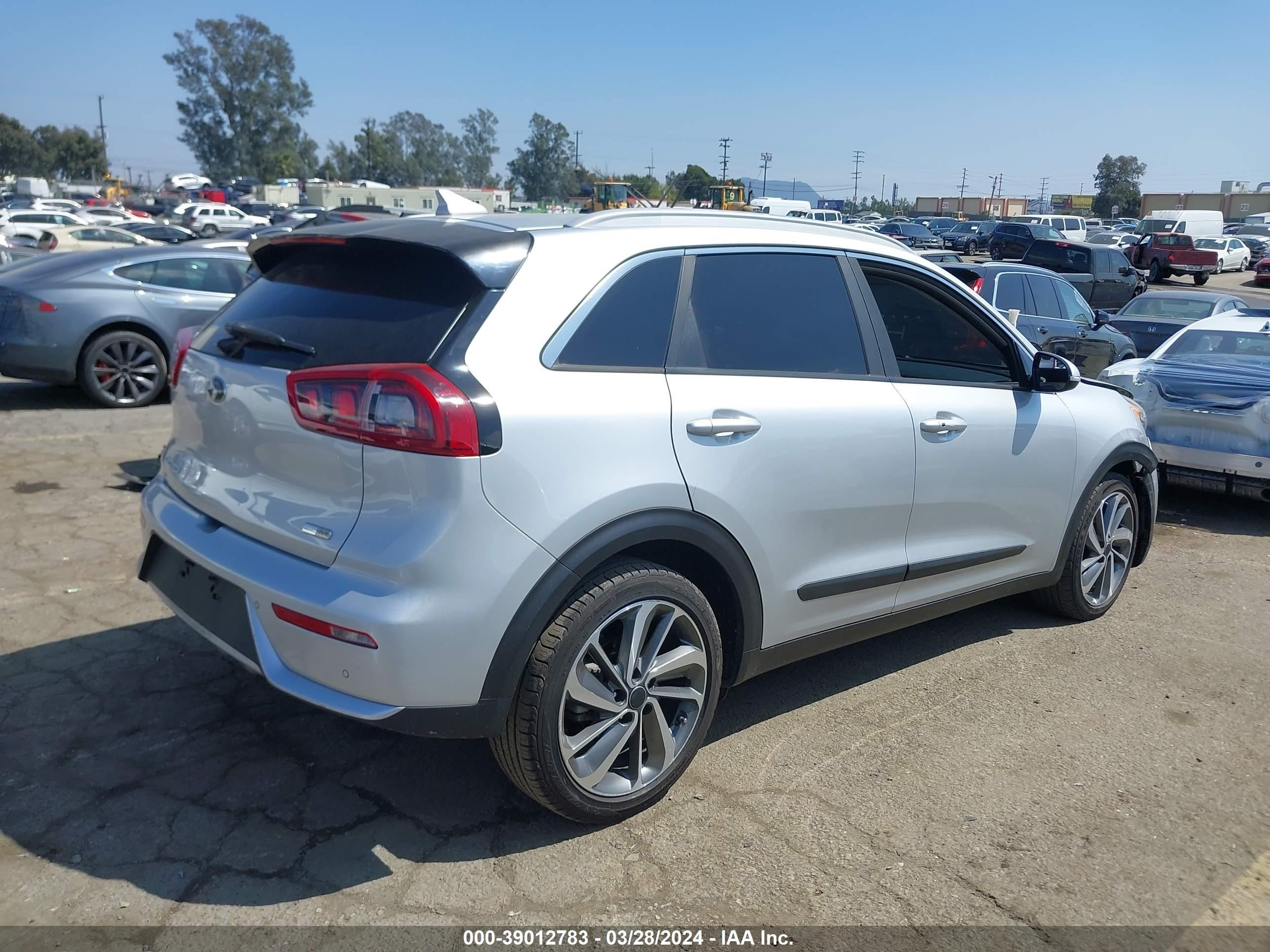 Photo 3 VIN: KNDCE3LC1J5161323 - KIA NIRO 