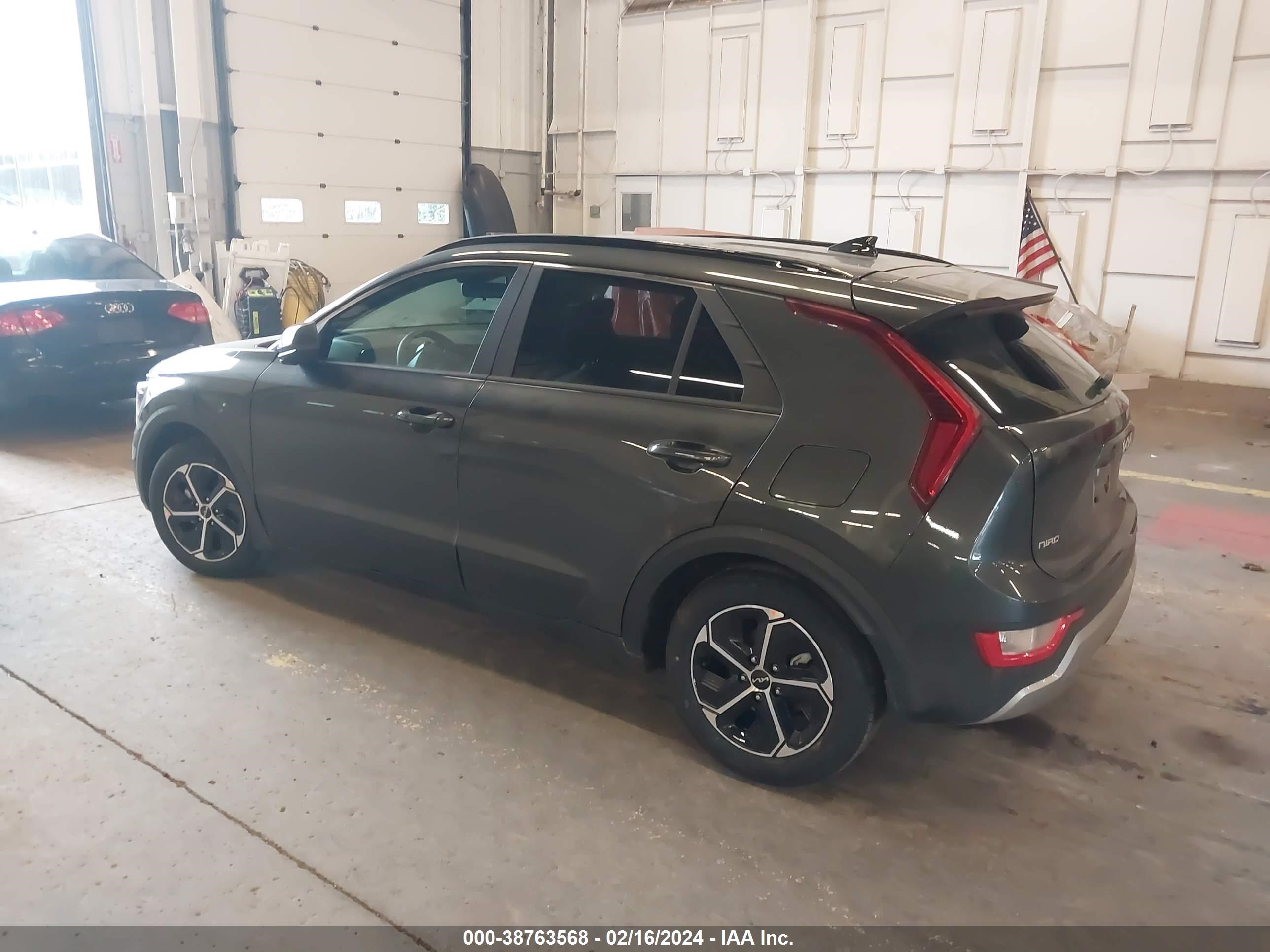 Photo 2 VIN: KNDCP3LE2R5137040 - KIA NIRO 