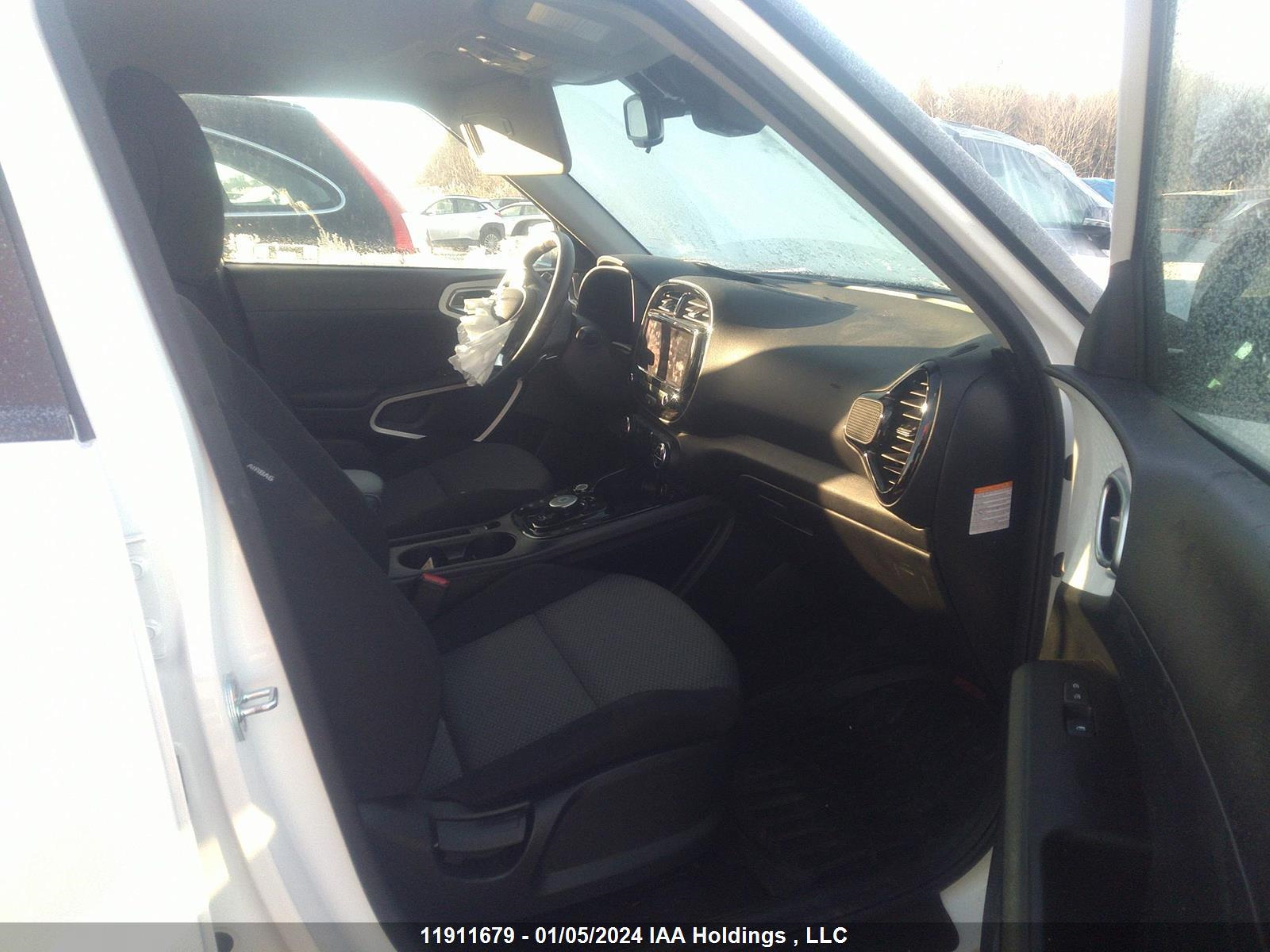 Photo 4 VIN: KNDJ23A28N7028546 - KIA SOUL EV 