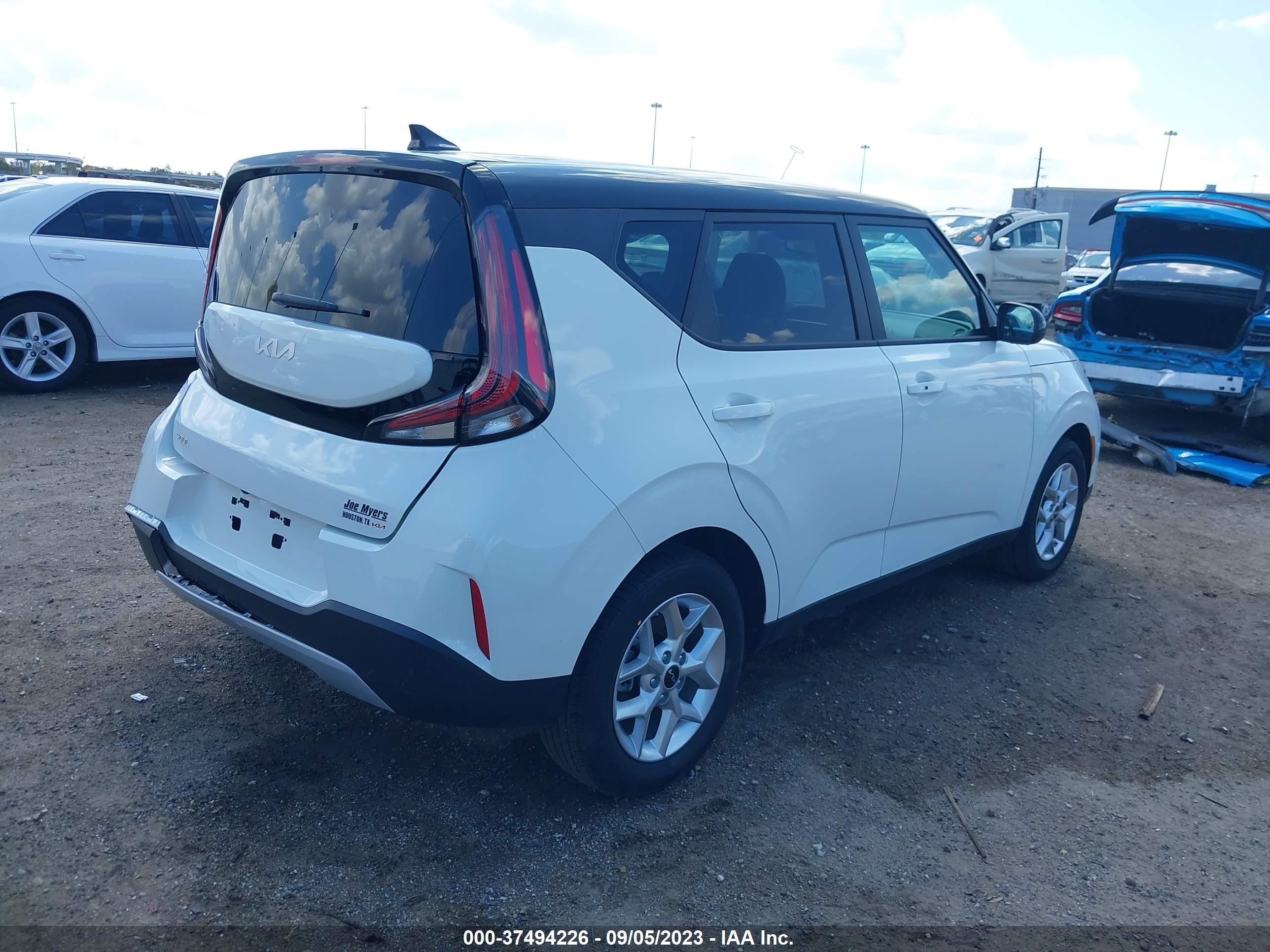 Photo 3 VIN: KNDJ23AU7P7214888 - KIA SOUL 