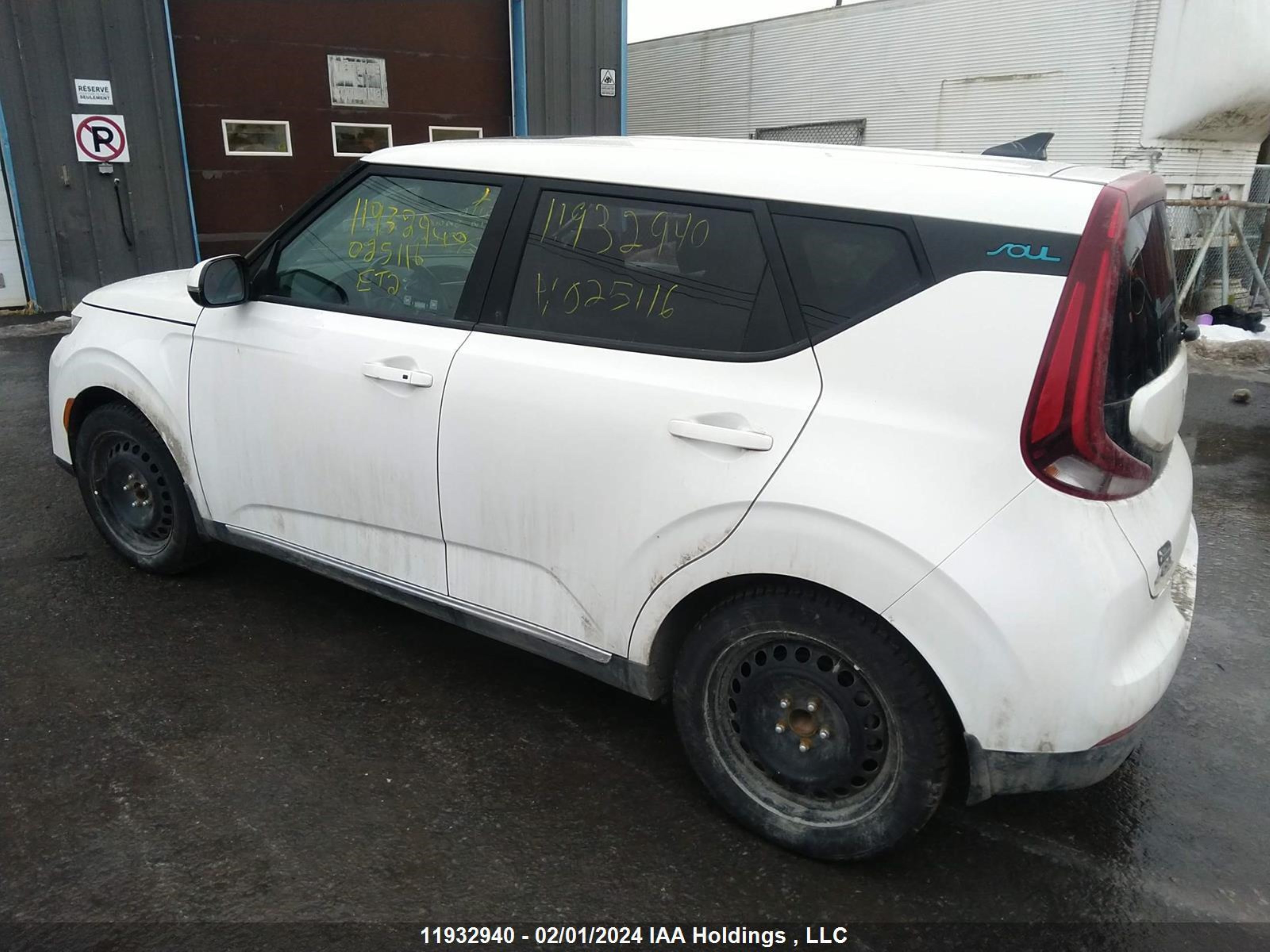 Photo 2 VIN: KNDJ33A16N7025116 - KIA SOUL EV 