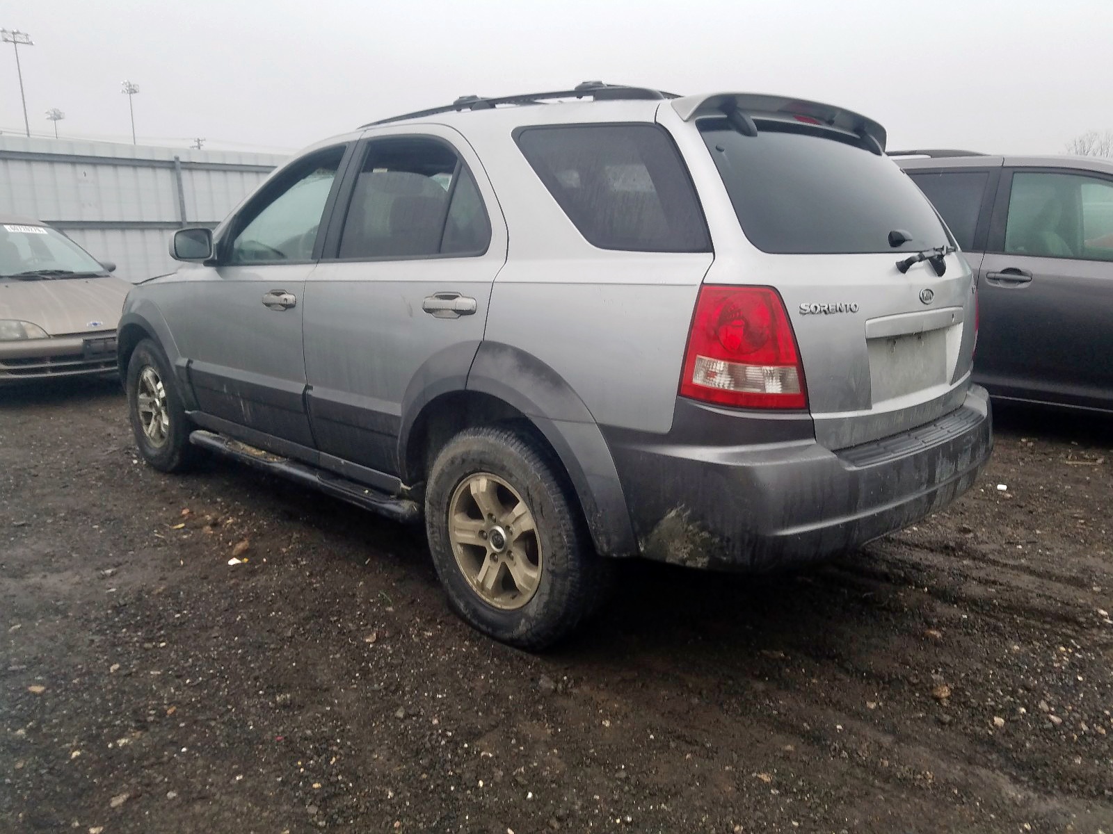 Photo 2 VIN: KNDJC733035174779 - KIA SORENTO EX 