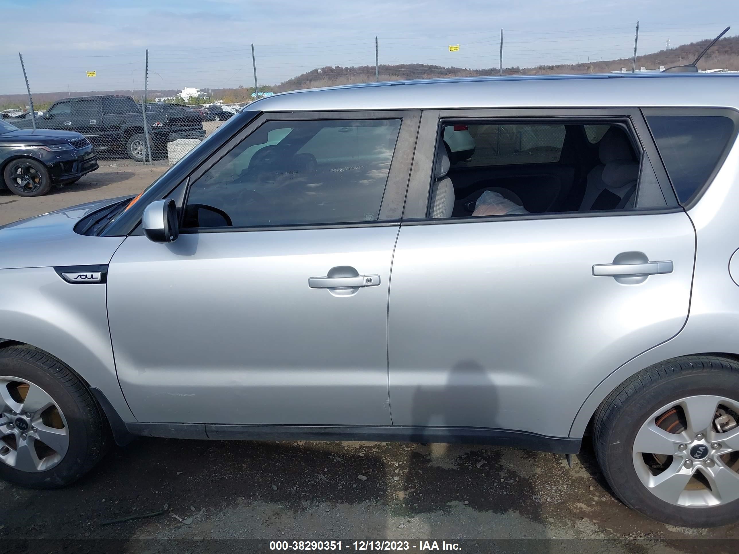 Photo 12 VIN: KNDJN2A25J7597785 - KIA SOUL 