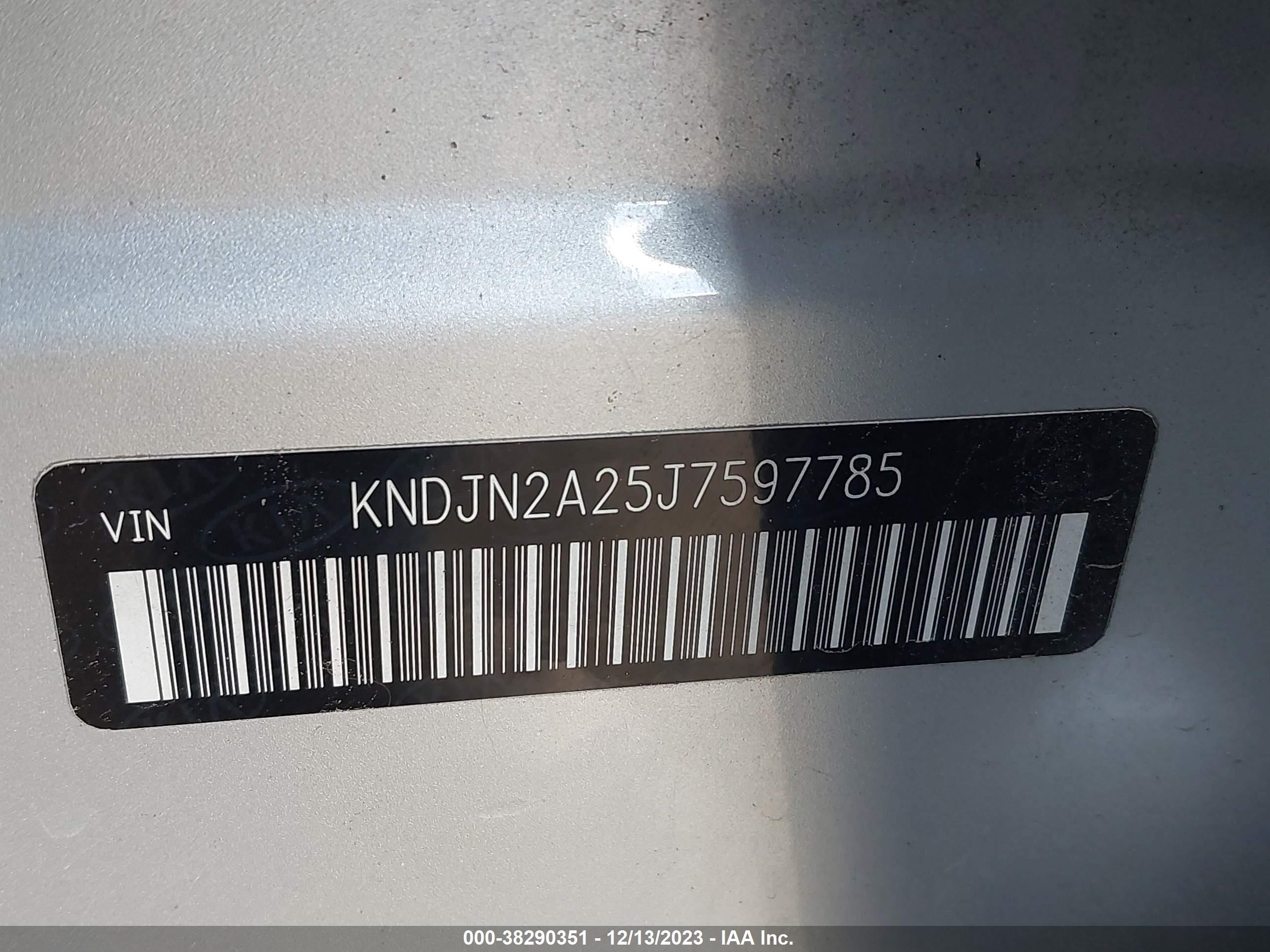 Photo 8 VIN: KNDJN2A25J7597785 - KIA SOUL 