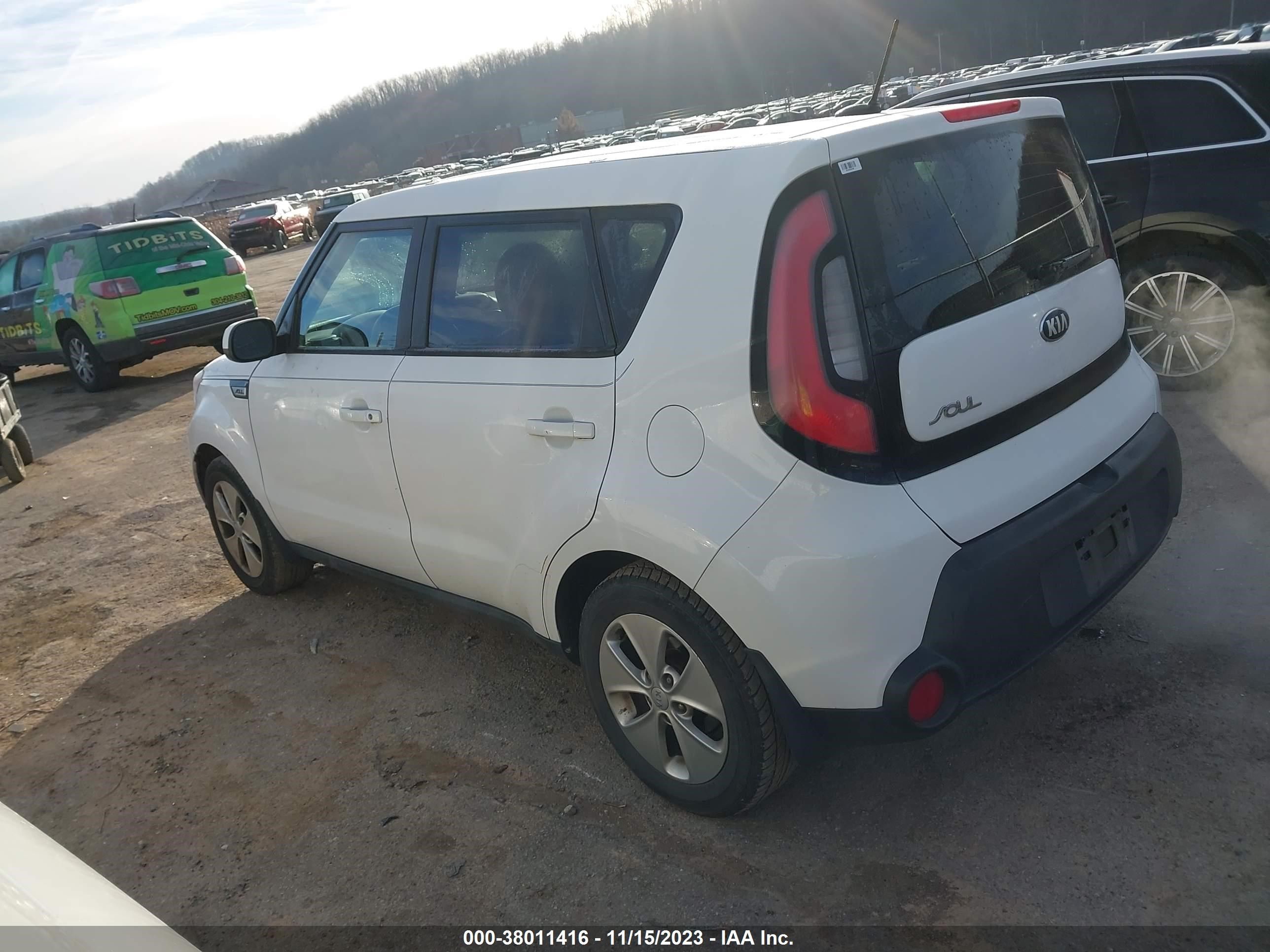 Photo 2 VIN: KNDJN2A2XF7137724 - KIA SOUL 