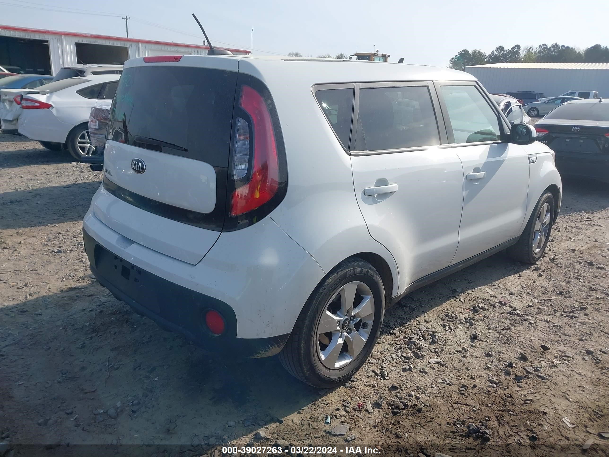 Photo 3 VIN: KNDJN2A2XJ7563888 - KIA SOUL 