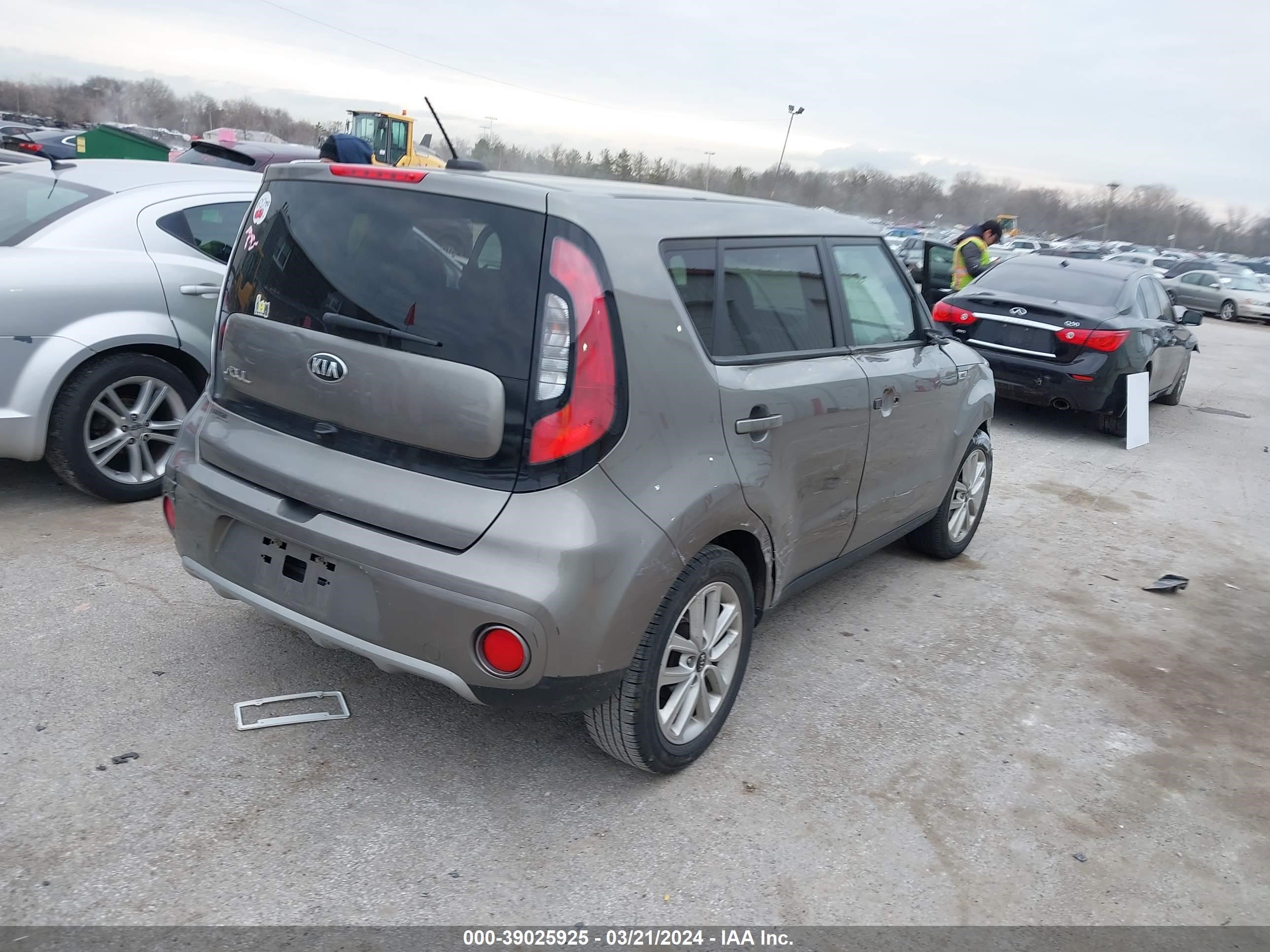 Photo 3 VIN: KNDJP3A51K7698219 - KIA SOUL 