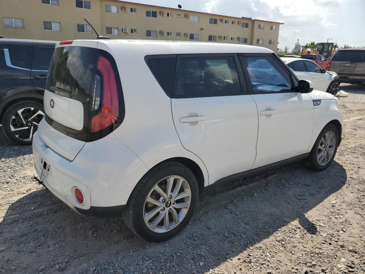 Photo 2 VIN: KNDJP3A53H7435948 - KIA SOUL 