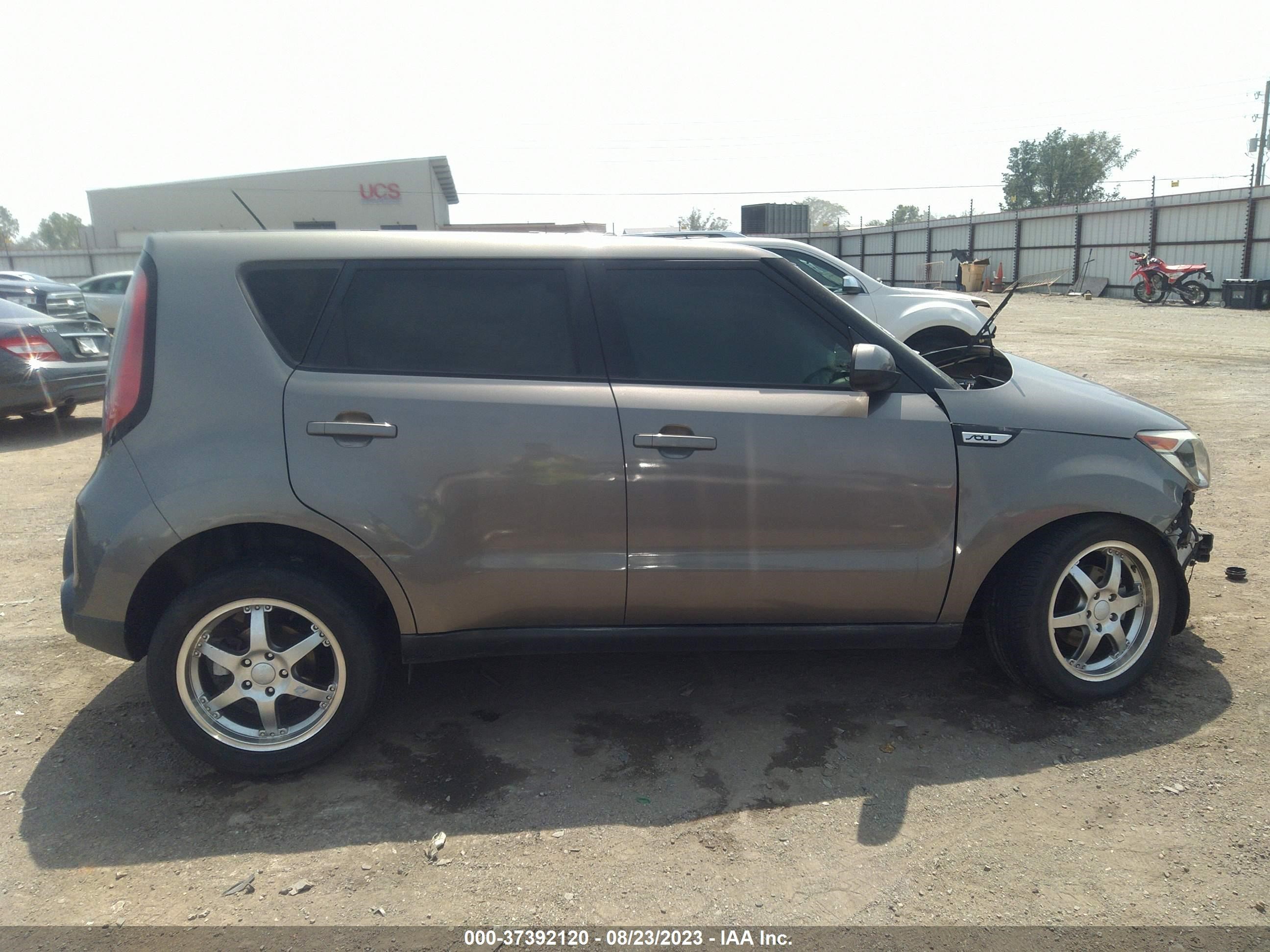 Photo 12 VIN: KNDJP3A56F7186073 - KIA SOUL 