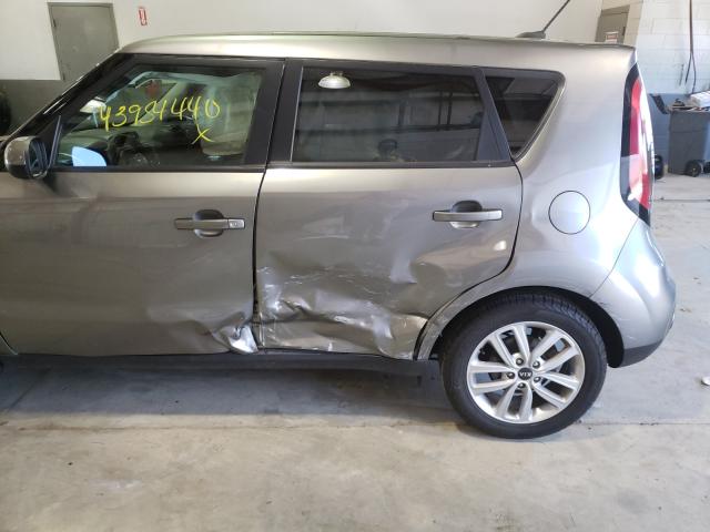 Photo 8 VIN: KNDJP3A5XJ7505239 - KIA SOUL + 